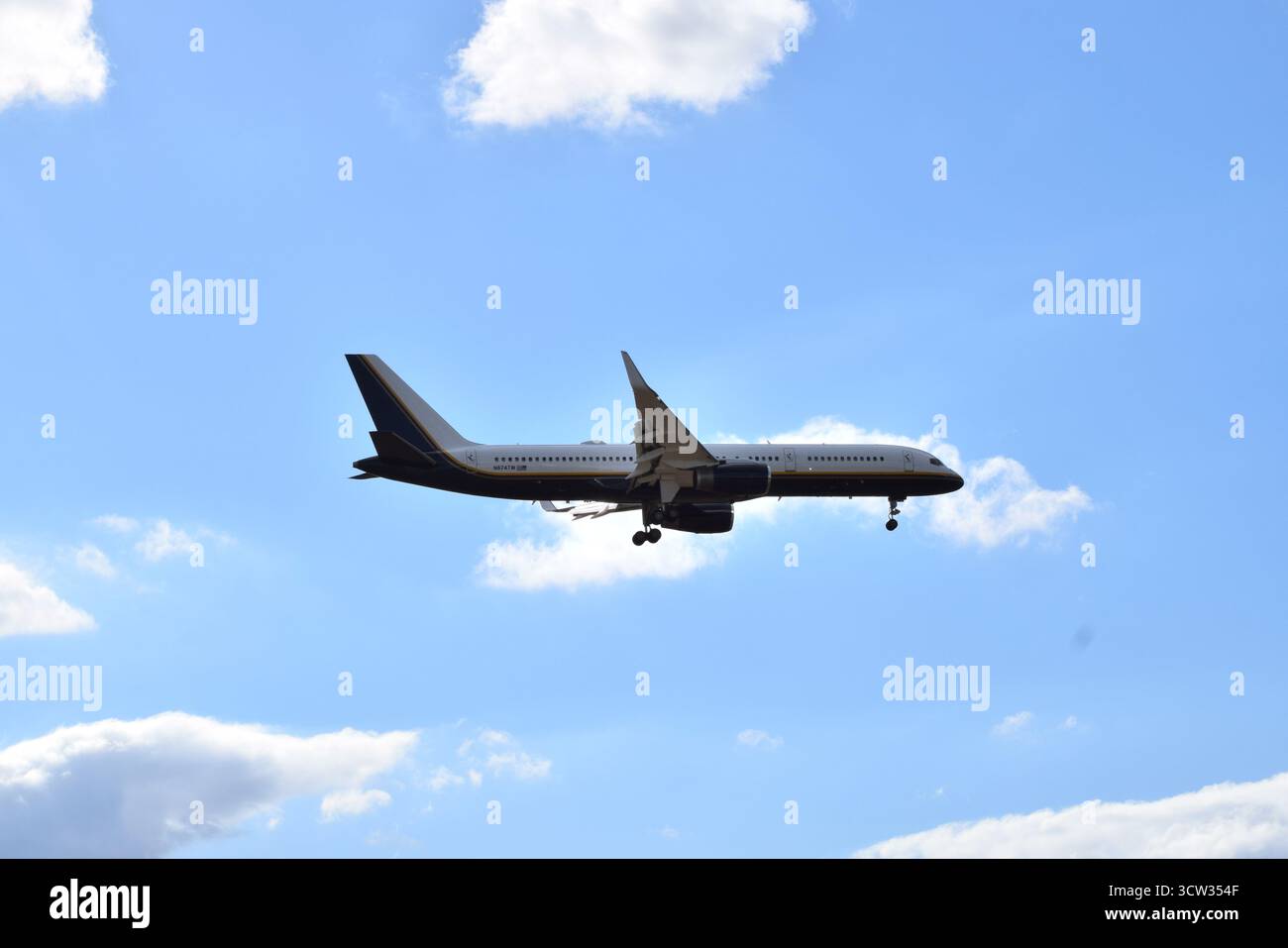 Hintergrundbeleuchtetes Foto der Flug-ID „JENA1“ (Aircraft Reg: N874TW). Eine Boeing 757-223, die vom 8. Bis 25. Oktober auf dem Flughafen Richmond landet. Stockfoto