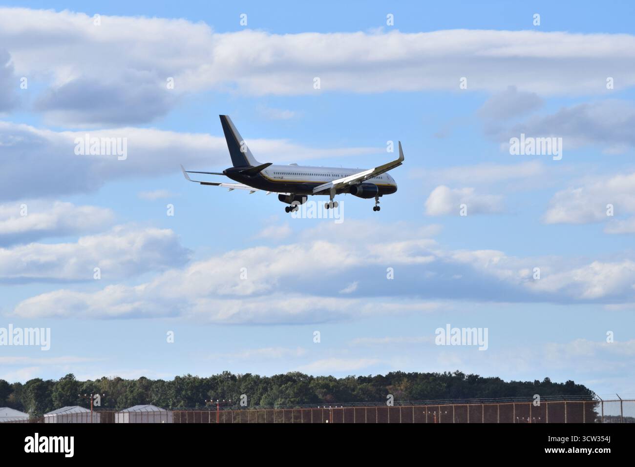 Hintergrundbeleuchtetes Foto der Flug-ID „JENA1“ (Aircraft Reg: N874TW). Eine Boeing 757-223, die vom 8. Bis 25. Oktober auf dem Flughafen Richmond landet. Stockfoto