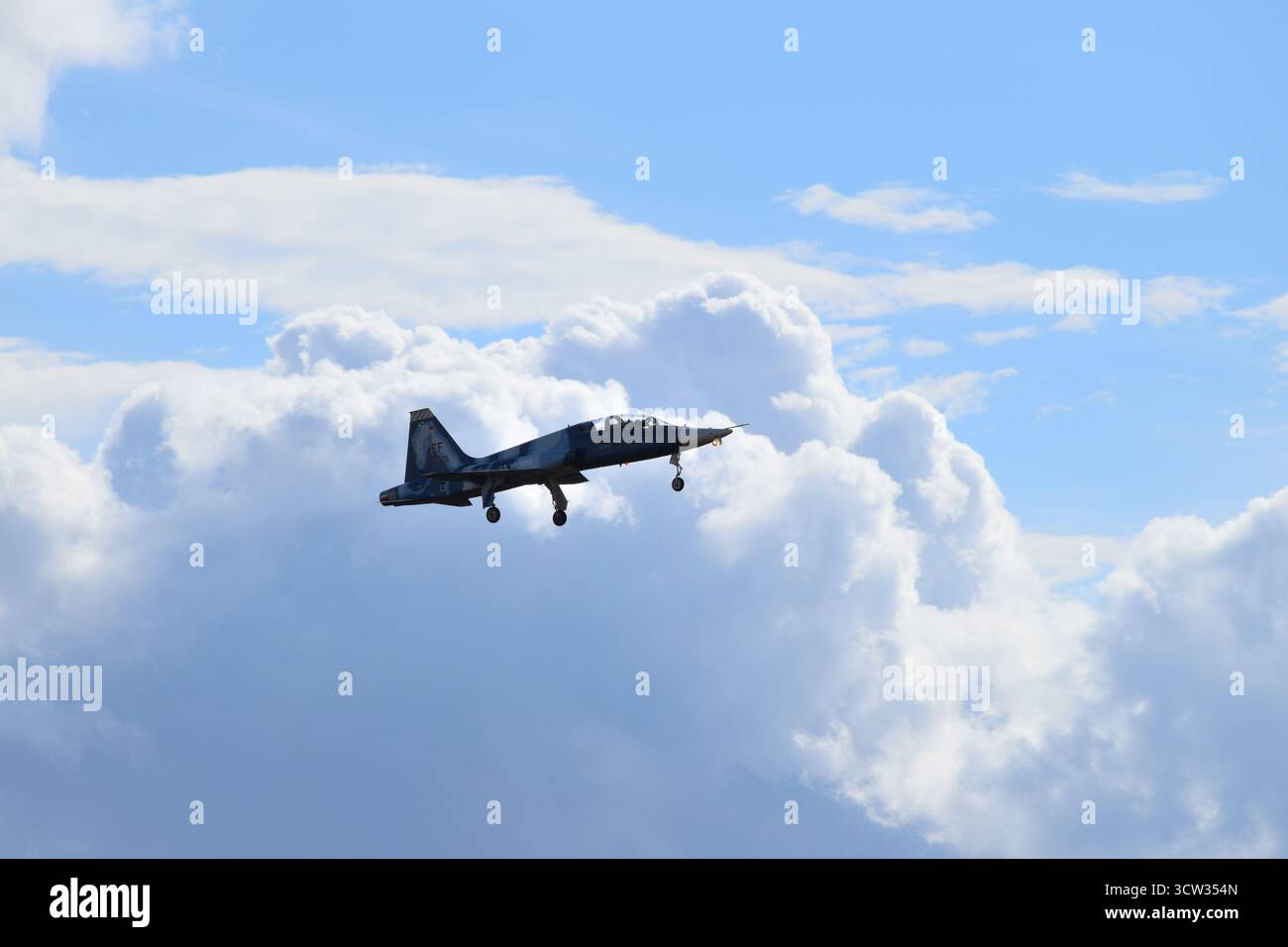 Ansicht von vorne rechts des Flugzeugs T38 der 7th Fighter Training Squadron der US Air Force, in Landekonfiguration am Flughafen Richmond, Virginia, USA. Stockfoto