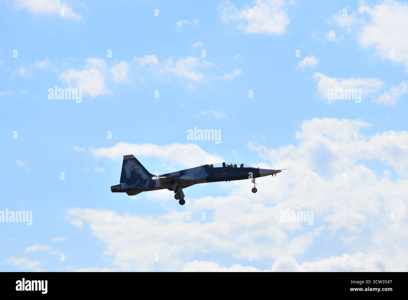 Seitenansicht der T38-Flugzeuge der 7. Kampftrainingsgeschwader der US Air Force, in Landekonfiguration am Flughafen Richmond, Virginia, USA. Stockfoto