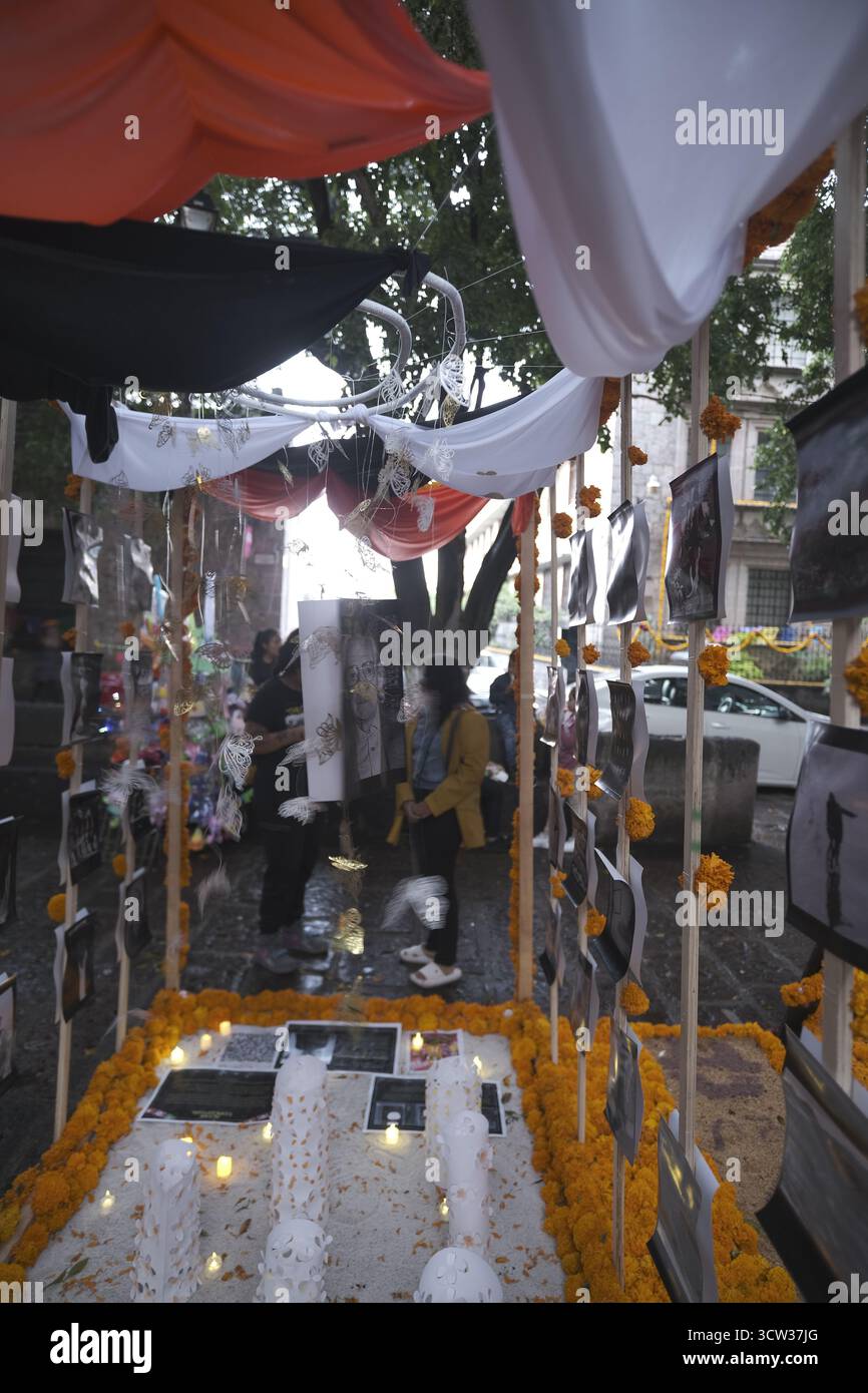 Morelia, Michoacán. Día de Muertos. Gruppen von Menschen entwerfen und installieren ihre Altäre mit Cempasuchil-Blumen auf dem öffentlichen Raum. Stockfoto