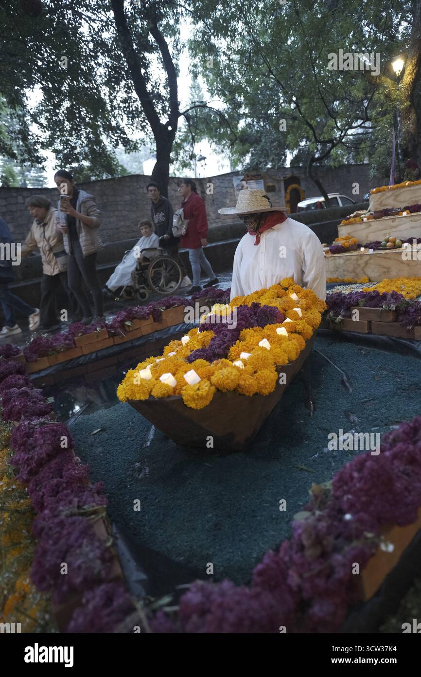 Morelia, Michoacán. Día de Muertos. Gruppen von Menschen entwerfen und installieren ihre Altäre mit Cempasuchil-Blumen auf dem öffentlichen Raum. Stockfoto