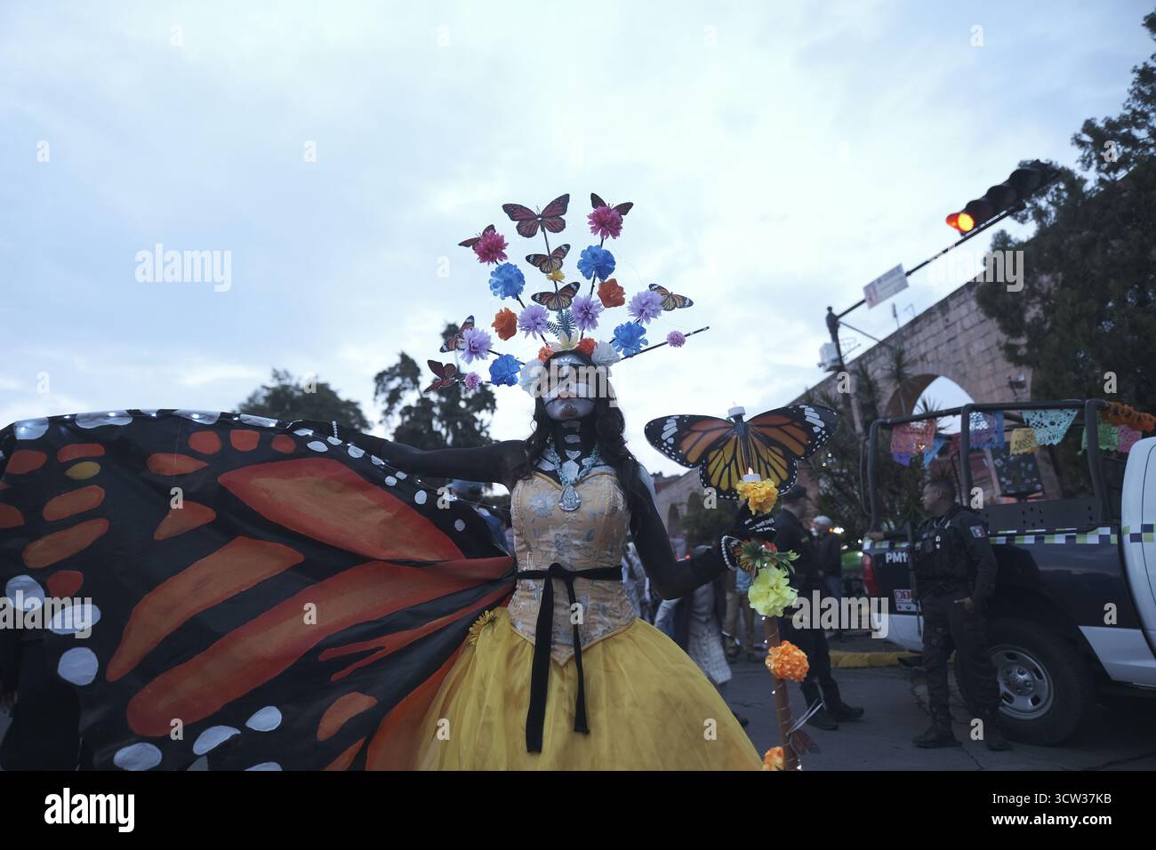 Morelia, Michoacán. Día de Muertos. Gruppen von Menschen entwerfen und installieren ihre Altäre mit Cempasuchil-Blumen auf dem öffentlichen Raum. Stockfoto
