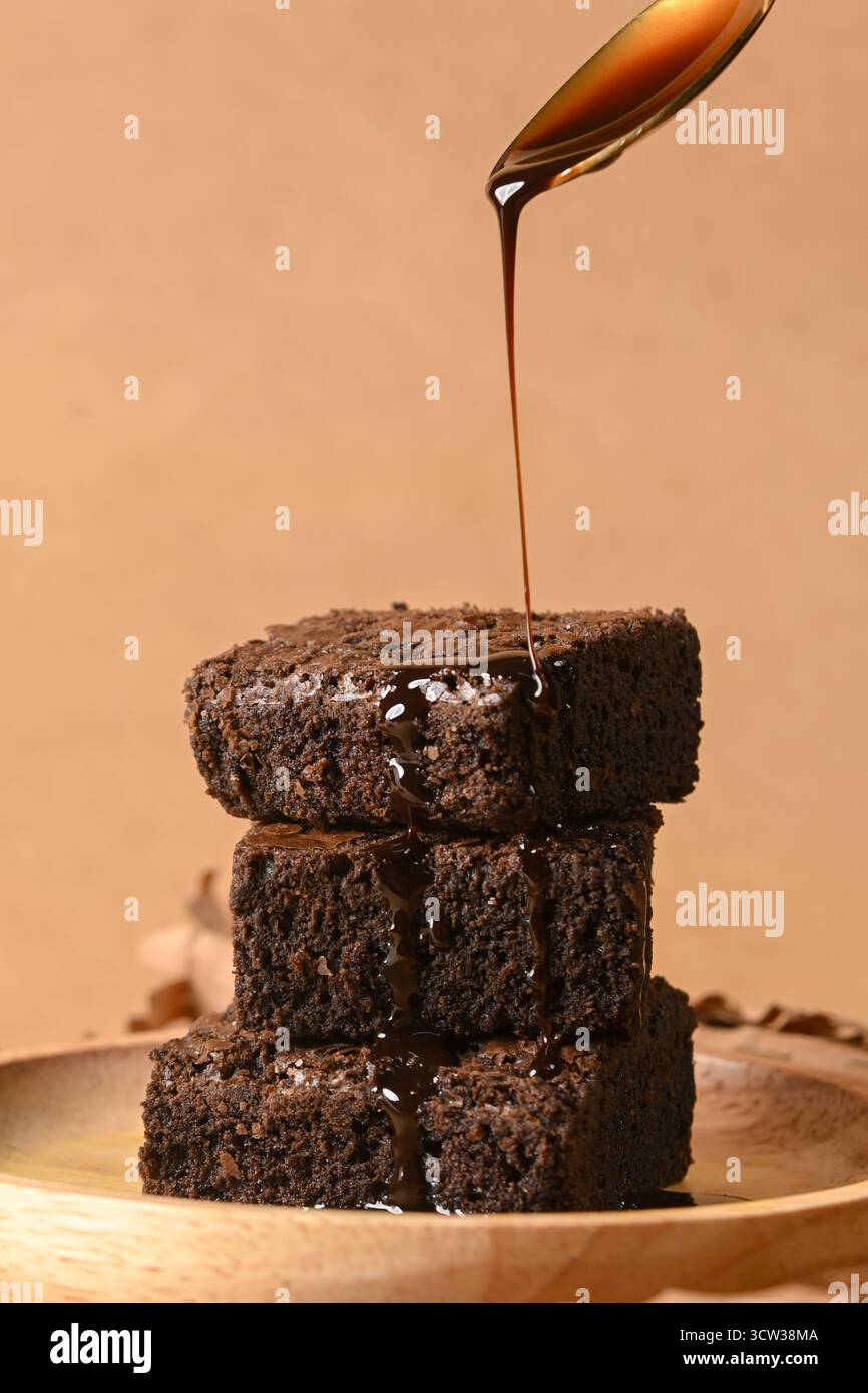 Warmer Fudge Brownie mit Schoko-Drizzle Stockfoto
