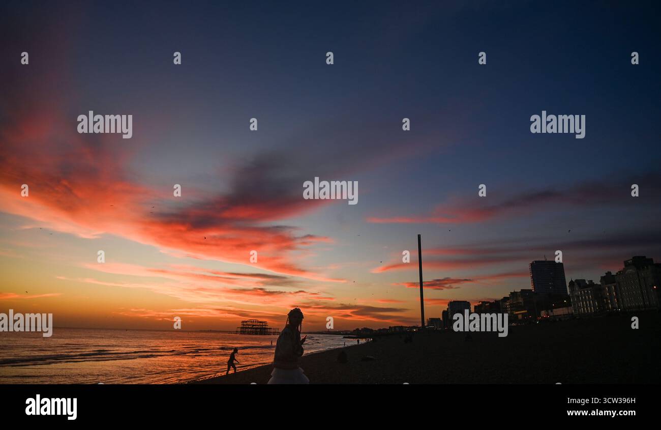 Brighton UK 9. Oktober 2025 - Ein wunderschöner Sonnenuntergang über Brighton Beach und dem West Pier nach einem weiteren warmen Tag an der Südküste : Credit Simon Dack / Alamy Live News Stockfoto