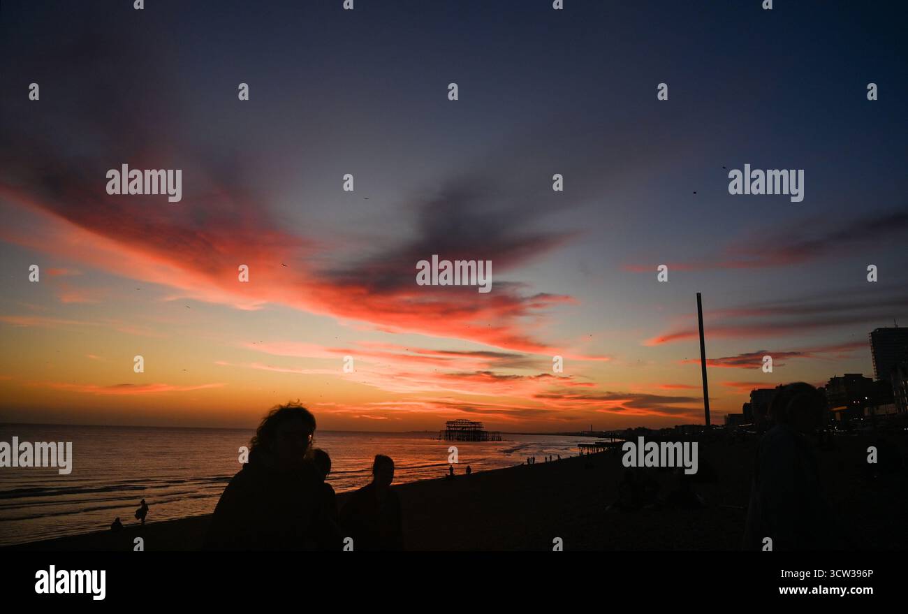 Brighton UK 9. Oktober 2025 - Ein wunderschöner Sonnenuntergang über Brighton Beach und dem West Pier nach einem weiteren warmen Tag an der Südküste : Credit Simon Dack / Alamy Live News Stockfoto