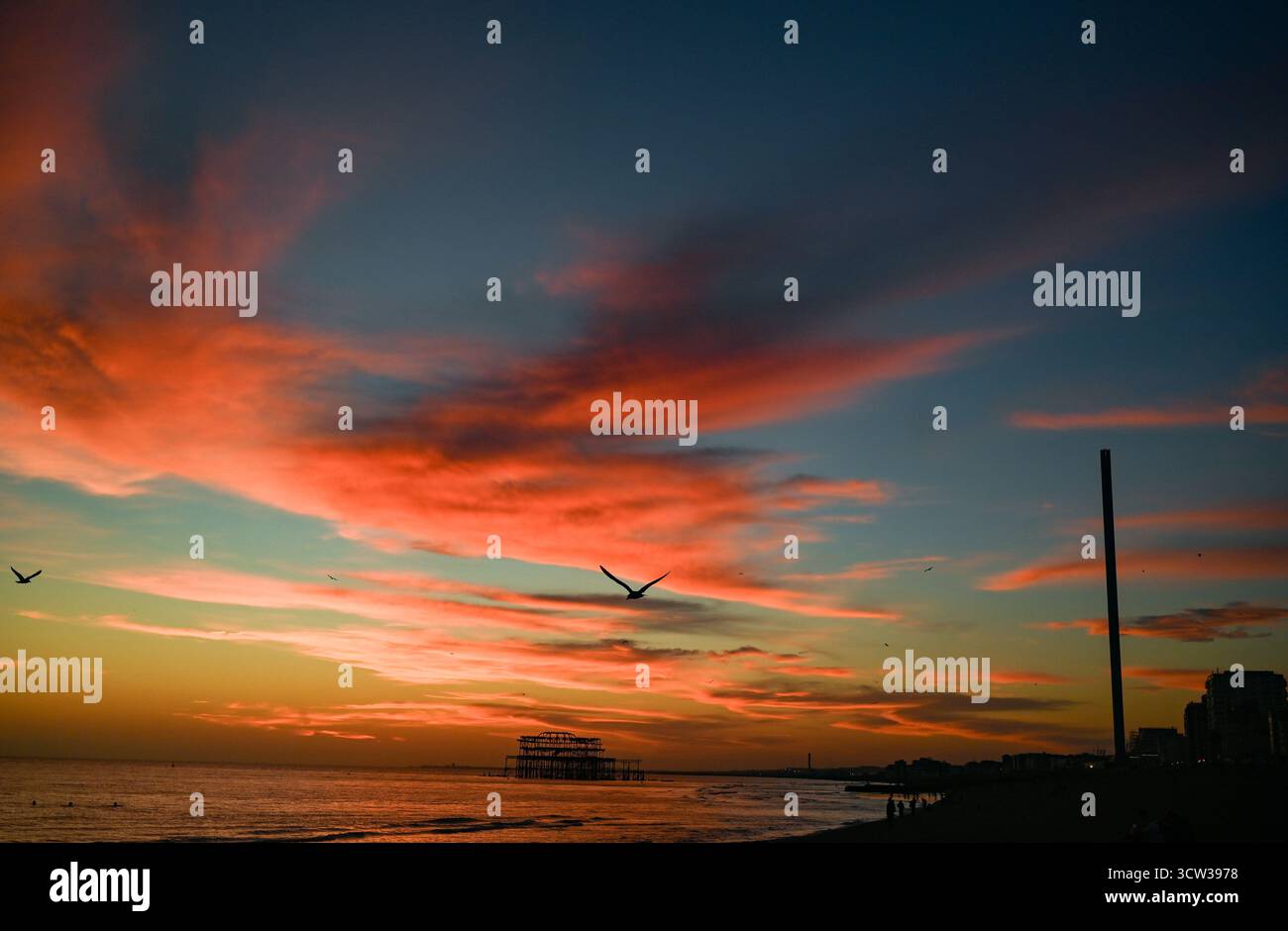 Brighton UK 9. Oktober 2025 - Ein wunderschöner Sonnenuntergang über Brighton Beach und dem West Pier nach einem weiteren warmen Tag an der Südküste : Credit Simon Dack / Alamy Live News Stockfoto