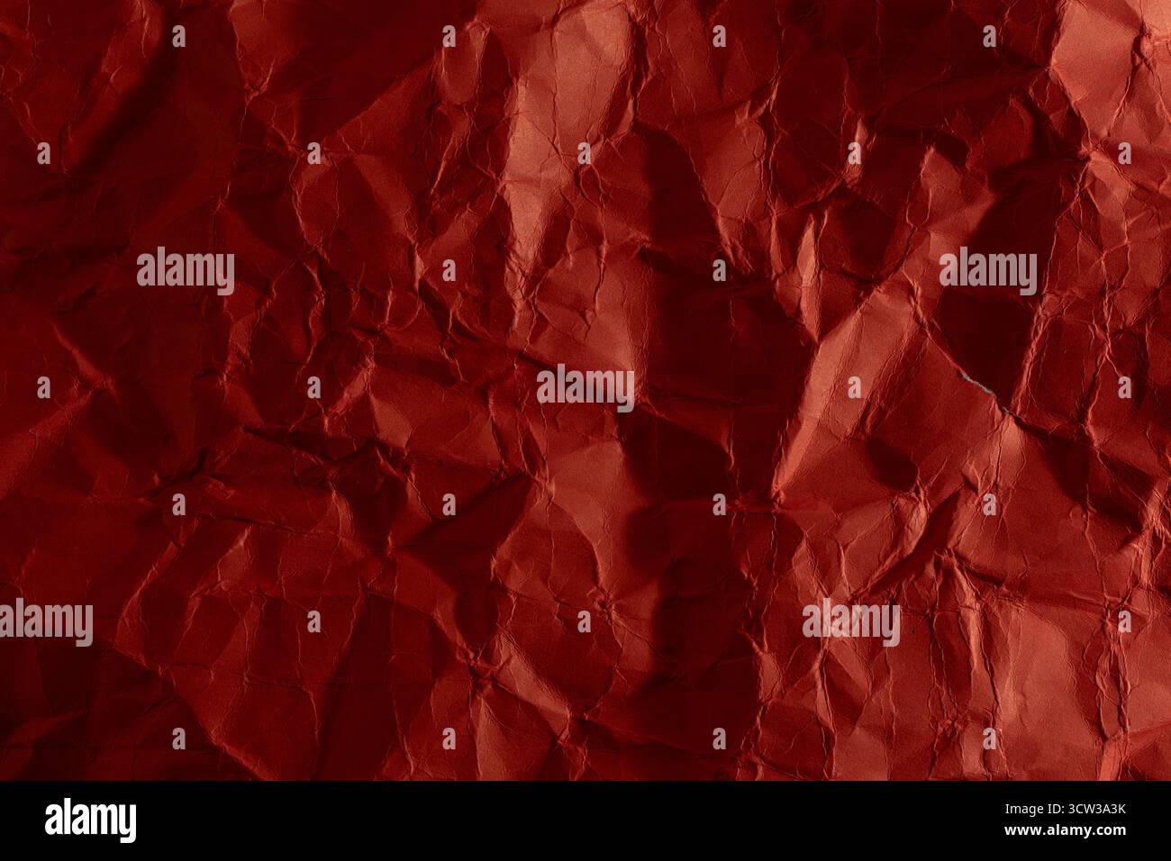 Roter zerknitterter Papierhintergrund. Textur von zerknittertem Papier Stockfoto