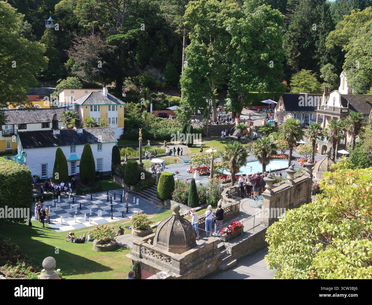 Auf der Terrasse des Fantasy-Dorfes Portmeirion, einer beliebten Touristenattraktion in Nordwales, befindet sich ein riesiges Schach im Freien. Stockfoto