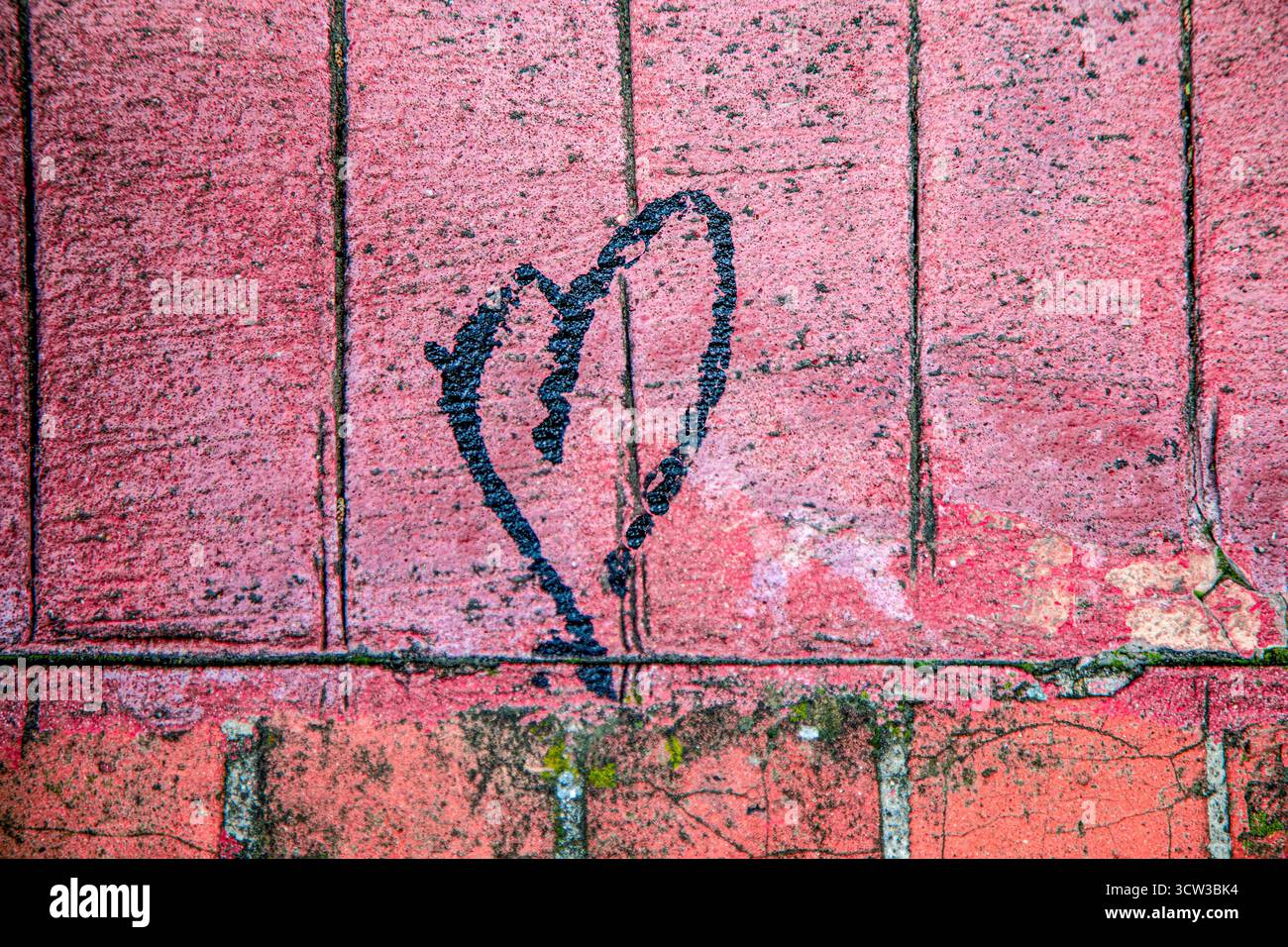 Herzform an einer pinkfarbenen Wand Stockfoto