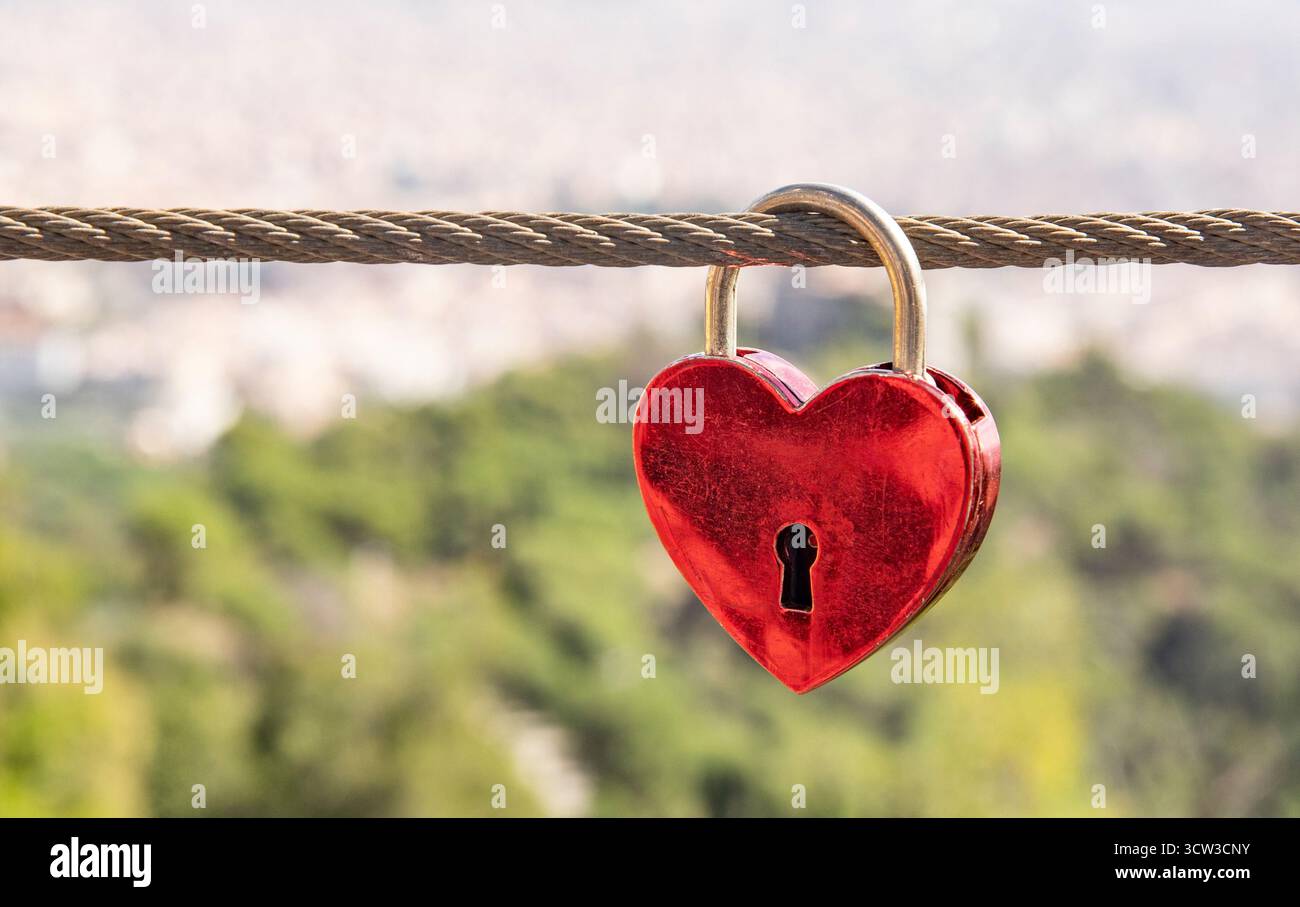 Ein Symbol für Hingabe und Treue, eine Nahaufnahme eines roten Herzschlosses und ein Hintergrund für Text. Liebeskarte. Stockfoto