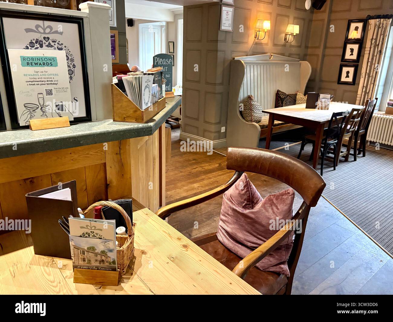Sawley, Lancashire, The Spread Eagle Pub and inn Restaurant, Innenausstattung mit Tischen und Stühlen für Mittagessen, England, UK - Smartphone-aufgenommenes Stockfoto