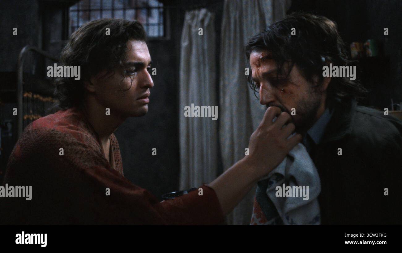 Kuss der Spinnenfrau Diego Luna & Tonatiuh Stockfoto