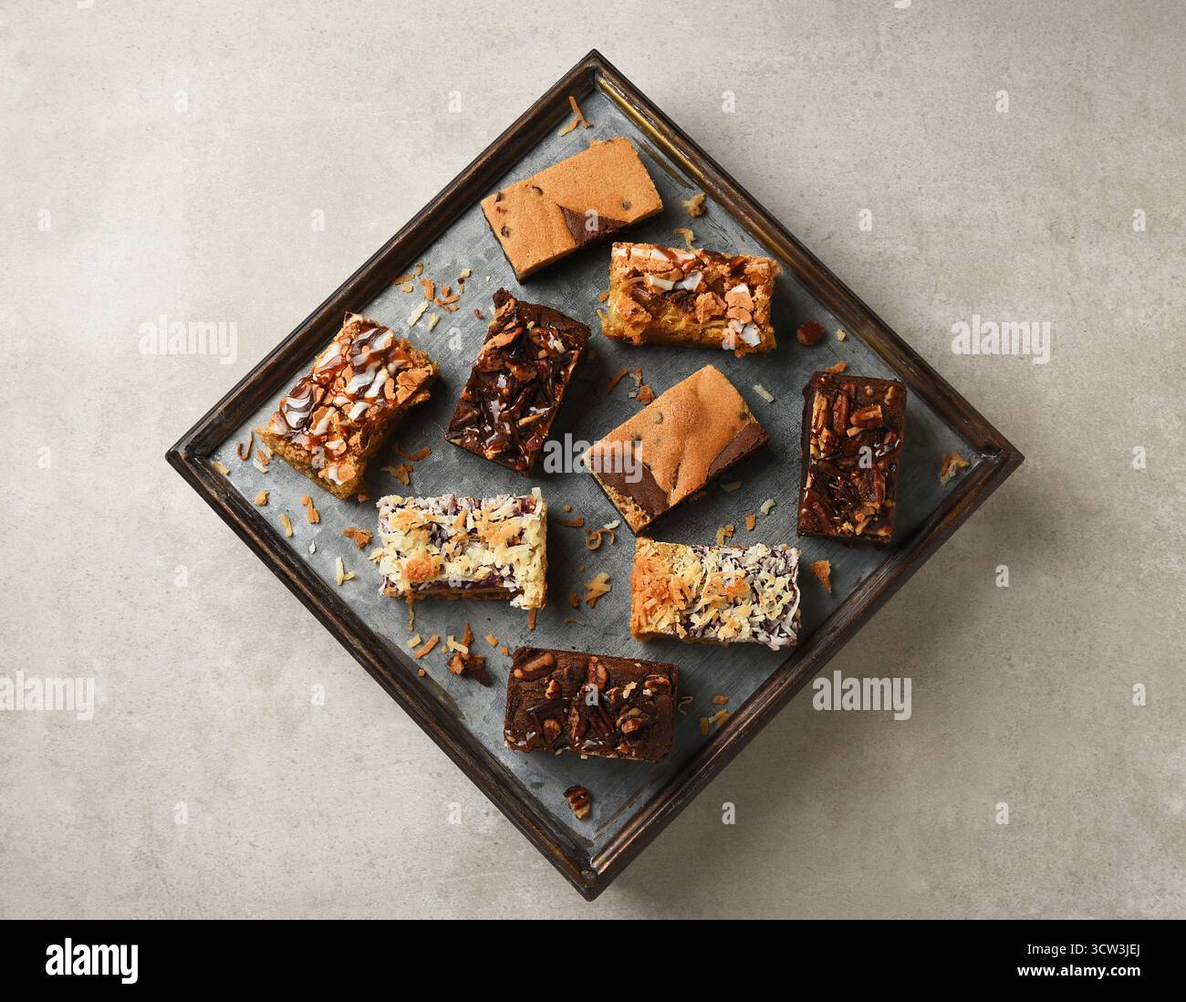 Dessertbars Stillleben. Blick aus einem hohen Winkel auf eine Auswahl an Brownies und Kokosnussriegeln und Kuchen. Stockfoto