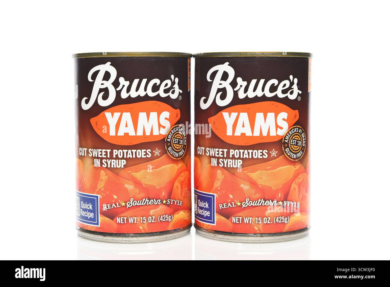 IRVINE, KALIFORNIEN - 9. OCT 2025: Zwei Dosen Bruces Southern Style Yamswurzeln, schneiden Süßkartoffeln in Sirup. Stockfoto