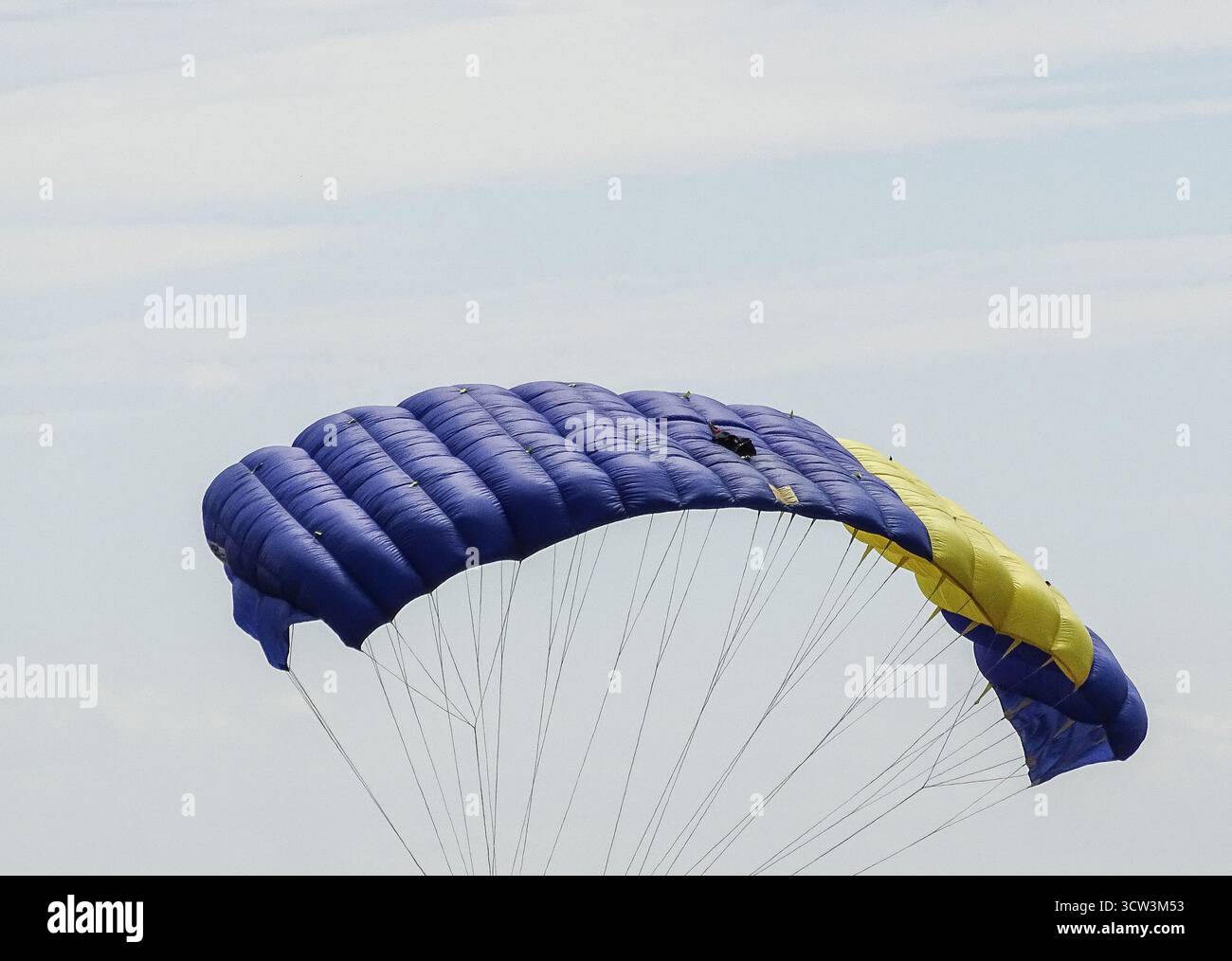 Offener Fallschirm in Rumänien. Sport Stockfoto