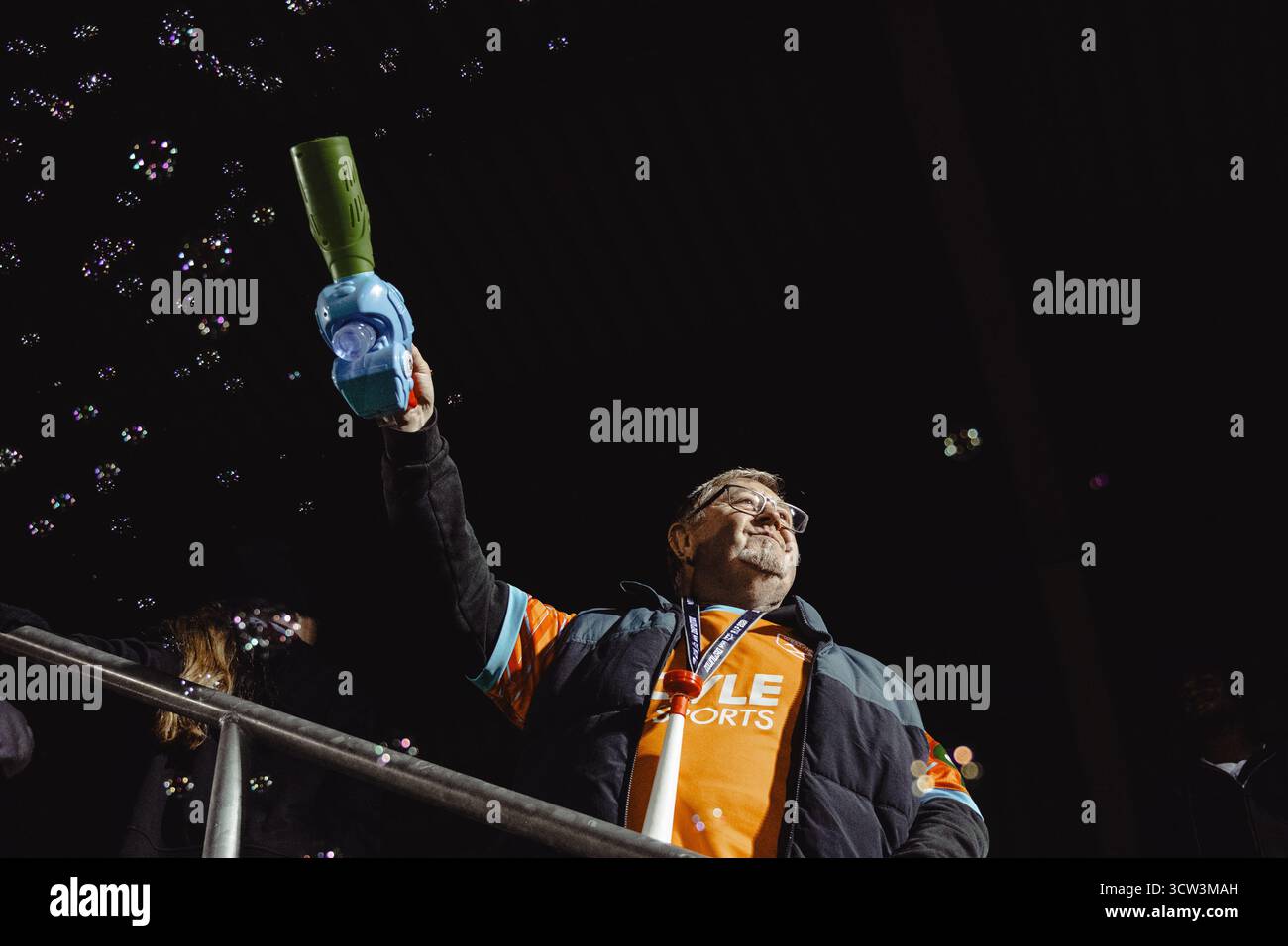 London, Großbritannien. Oktober 2025. Chigwell, Eangland, 08. Oktober 2025: Ein West Ham United Women fsn feiert den Sieg seines Teams mit einer Luftblasenmaschine nach dem Spiel zwischen West Ham United Women und Brighton & Hove Albion Women im Subway Women's League Cup (Gruppe C, Spieltag 2) im Chigwell Construction Stadium, London, England am 8. Oktober 2025. (Yaroslav Dunka/SPP) Credit: SPP Sport Press Photo. /Alamy Live News Stockfoto