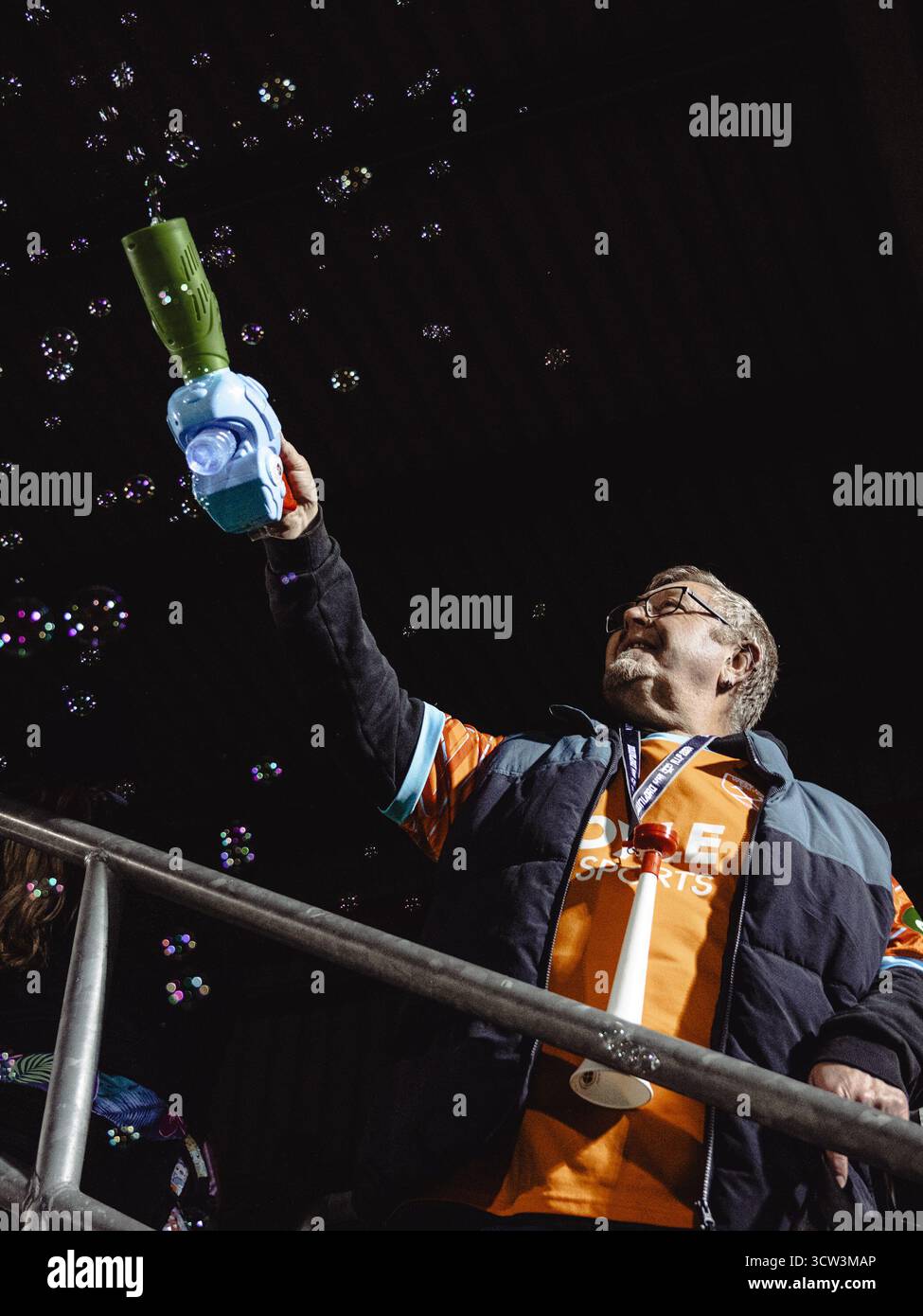 London, Großbritannien. Oktober 2025. Chigwell, Eangland, 08. Oktober 2025: Ein West Ham United Women fsn feiert den Sieg seines Teams mit einer Luftblasenmaschine nach dem Spiel zwischen West Ham United Women und Brighton & Hove Albion Women im Subway Women's League Cup (Gruppe C, Spieltag 2) im Chigwell Construction Stadium, London, England am 8. Oktober 2025. (Yaroslav Dunka/SPP) Credit: SPP Sport Press Photo. /Alamy Live News Stockfoto