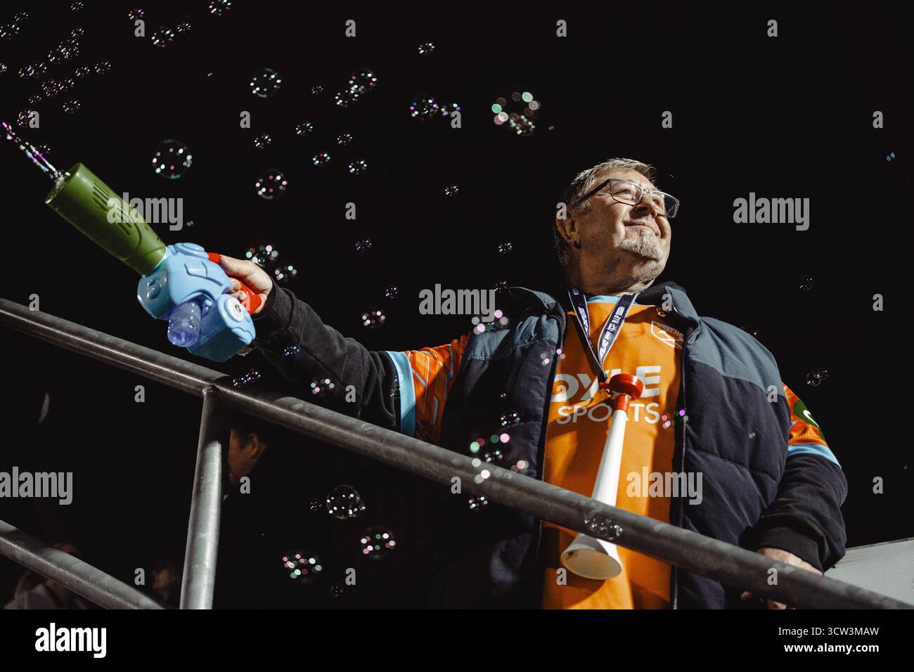 London, Großbritannien. Oktober 2025. Chigwell, Eangland, 08. Oktober 2025: Ein West Ham United Women fsn feiert den Sieg seines Teams mit einer Luftblasenmaschine nach dem Spiel zwischen West Ham United Women und Brighton & Hove Albion Women im Subway Women's League Cup (Gruppe C, Spieltag 2) im Chigwell Construction Stadium, London, England am 8. Oktober 2025. (Yaroslav Dunka/SPP) Credit: SPP Sport Press Photo. /Alamy Live News Stockfoto