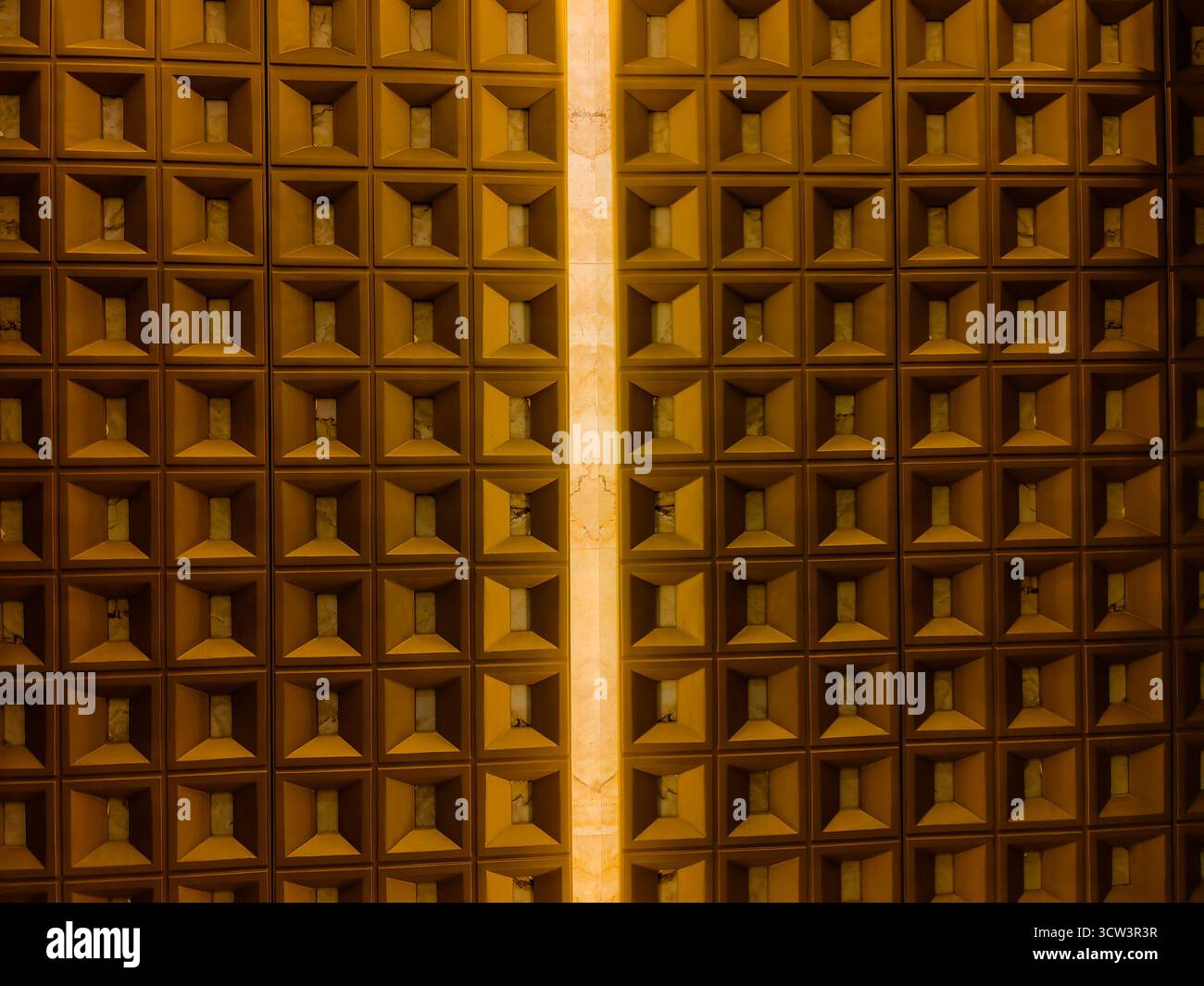 Reflektierte Ebenen – Geisteszustand. Goldene Farbtöne. Stockfoto