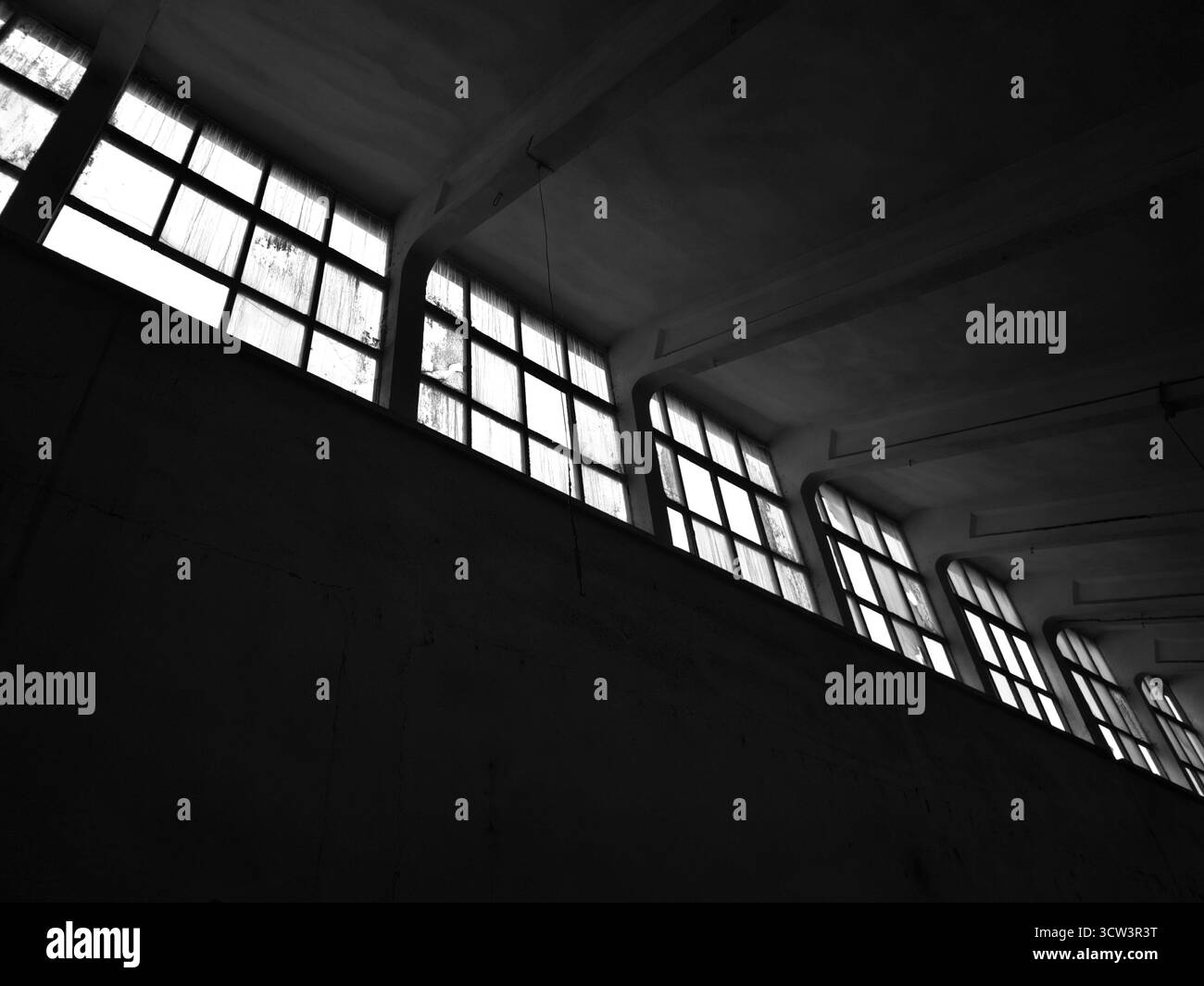 Fragments of Silence – verlassene Decke der Industriehalle. Stockfoto