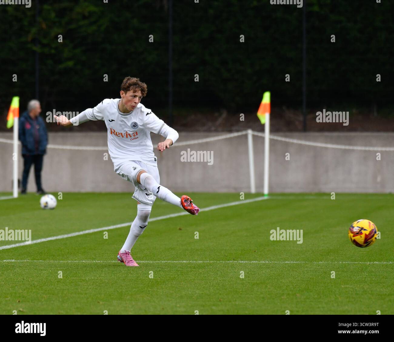 Landore, Swansea, Wales. 27. September 2025. Osian Bartlett von Swansea City in Aktion während des Freundschaftsspiels unter 16 Jahren zwischen Swansea City und AFC Bournemouth im JOMA High Performance Centre in Landore, Swansea, Wales, Großbritannien am 27. September 2025. Quelle: Duncan Thomas/Majestic Media. Stockfoto