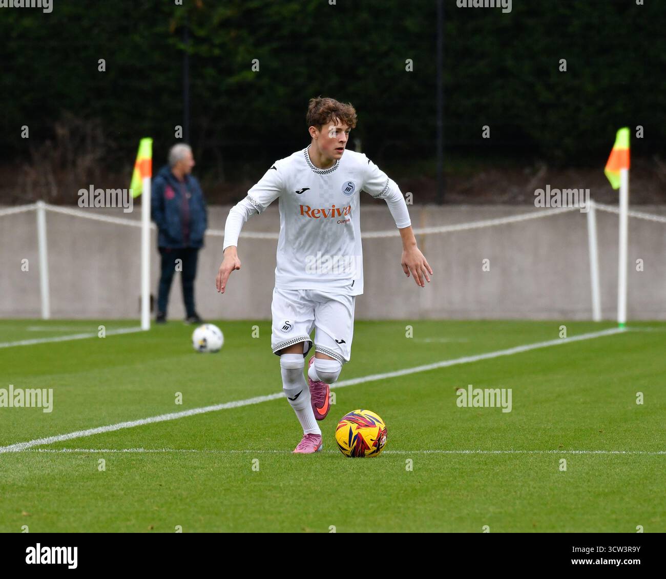 Landore, Swansea, Wales. 27. September 2025. Osian Bartlett von Swansea City in Aktion während des Freundschaftsspiels unter 16 Jahren zwischen Swansea City und AFC Bournemouth im JOMA High Performance Centre in Landore, Swansea, Wales, Großbritannien am 27. September 2025. Quelle: Duncan Thomas/Majestic Media. Stockfoto