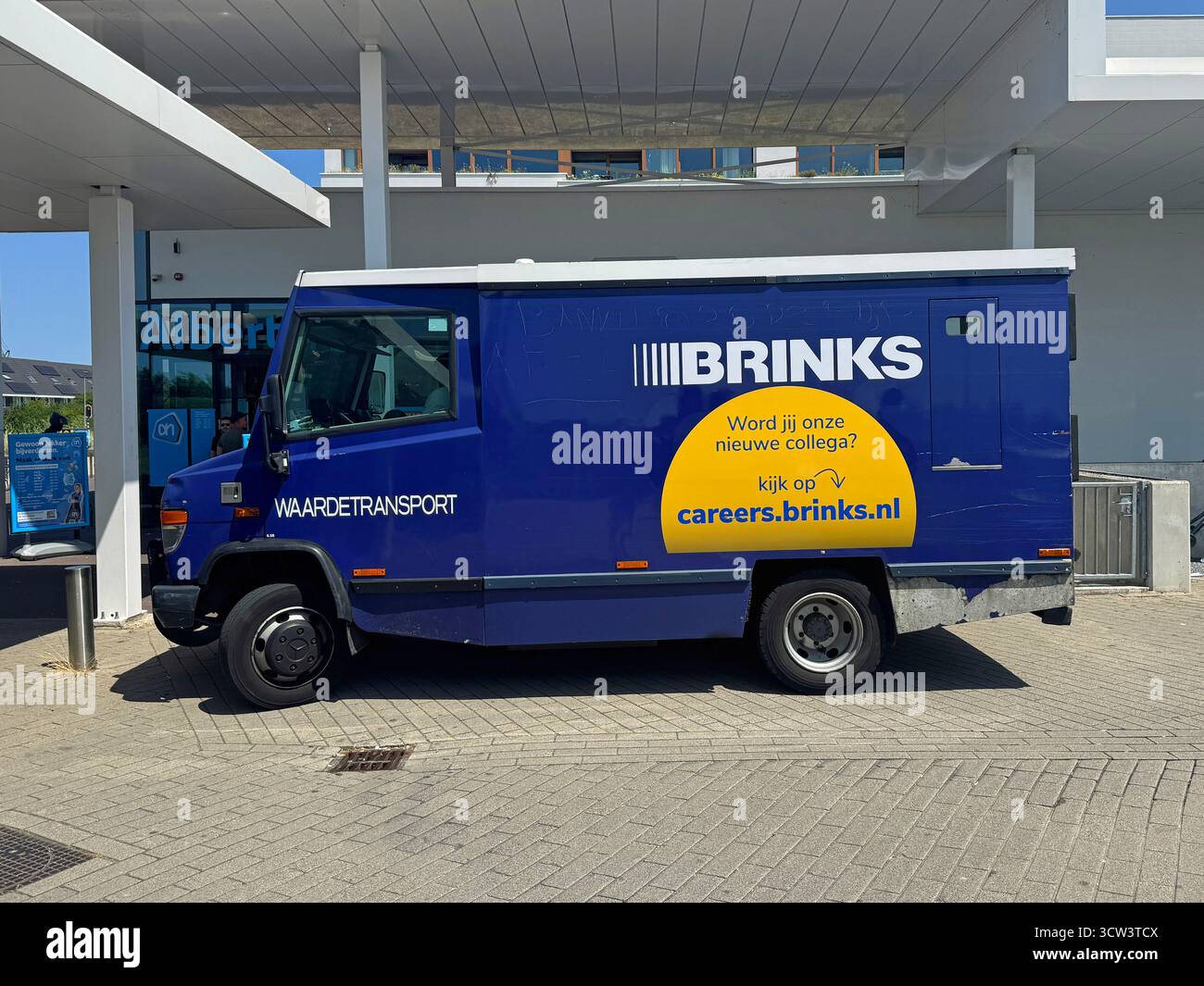 Almere, Niederlande - 20. Juni 2025: Der gepanzerte Lkw von Brinks Security parkt am Straßenrand. Stockfoto