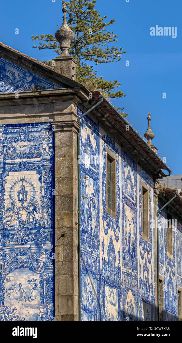 Blaue Azulejo-Fliesenfassade einer historischen Kirche in Porto, Portugal, 24. September 2025 Stockfoto