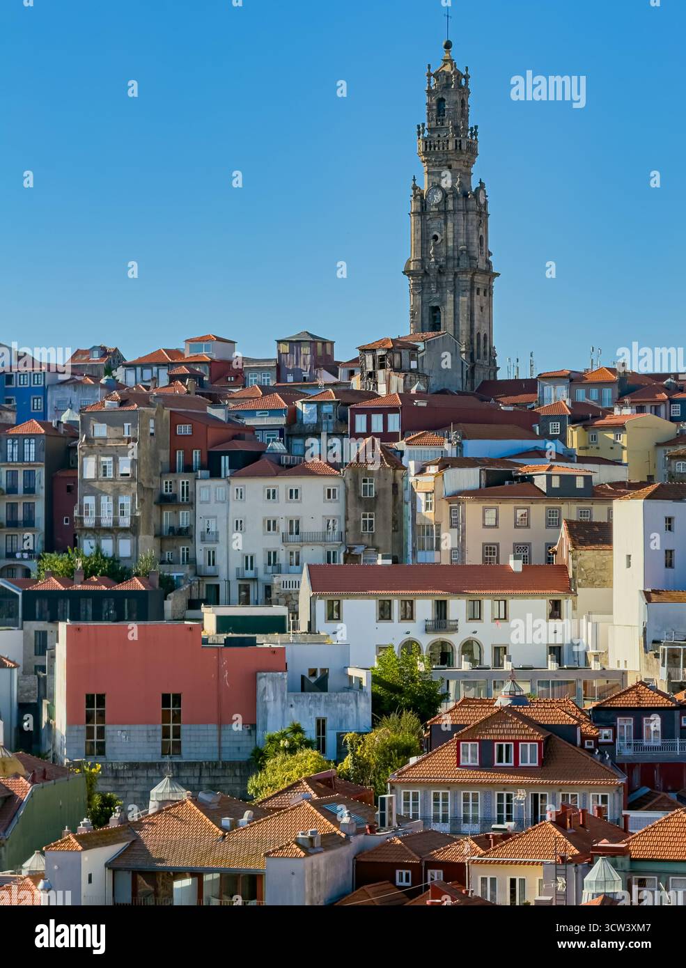 Historisches Stadtbild von Porto mit Clérigos-Turm, 25. September 2025 Stockfoto Historisches Stadtbild von Porto mit Clérigos-Turm, 25. September 2025 Stockfoto