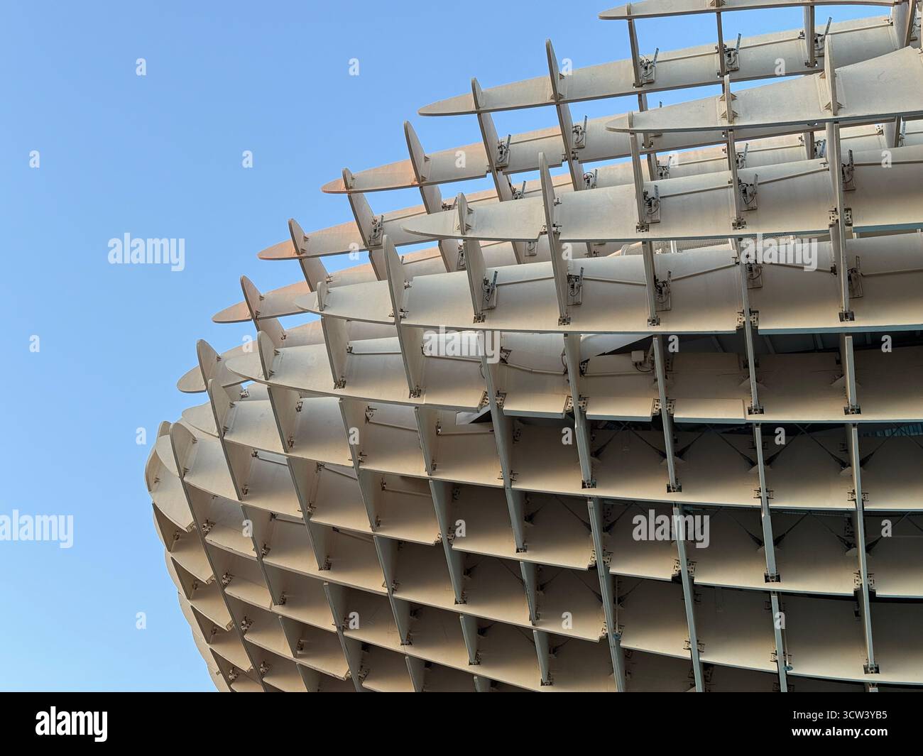 SEVILLA, SPANIEN – 2. OKTOBER 2025: Architektonische Details der Metropol Parasol-Struktur vor einem klaren Himmel. Stockfoto