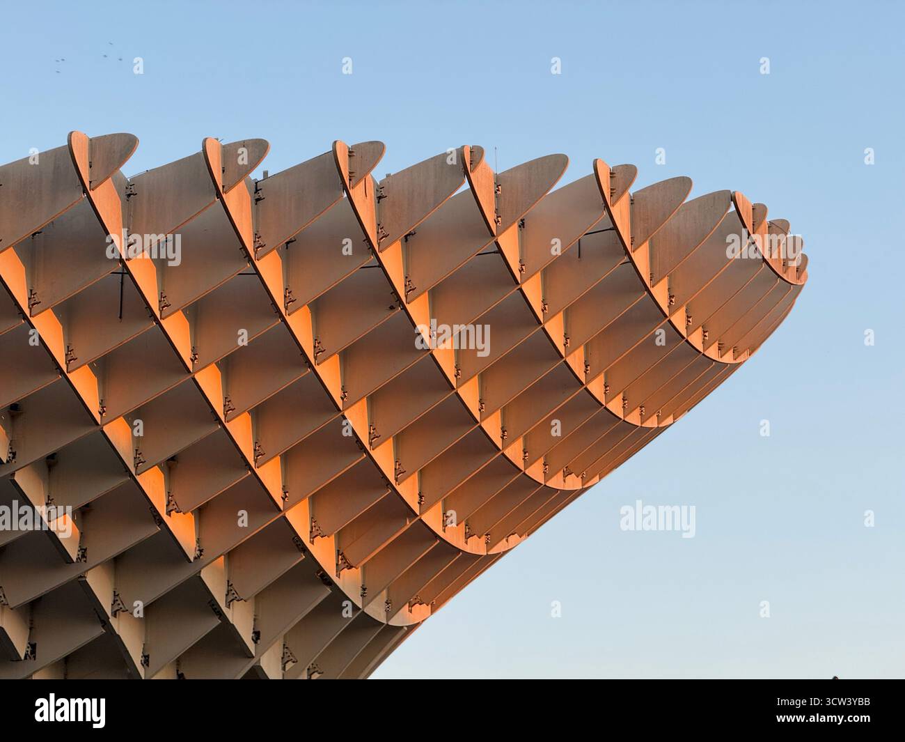 SEVILLA, SPANIEN – 2. OKTOBER 2025: Architektonische Details der Metropol Parasol-Struktur vor einem klaren Himmel. Stockfoto