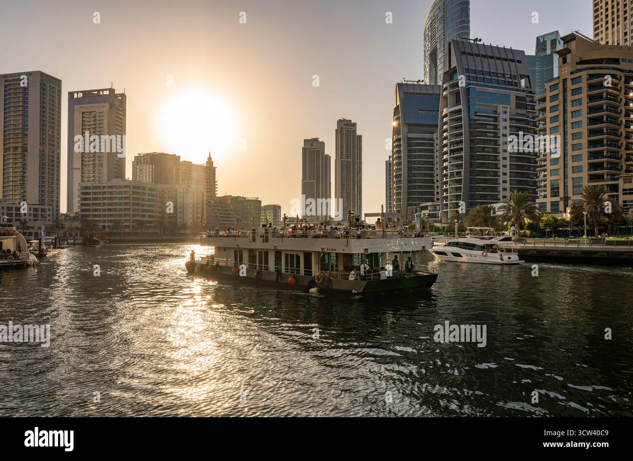 Dubai Marina bei Sonnenuntergang Stockfoto