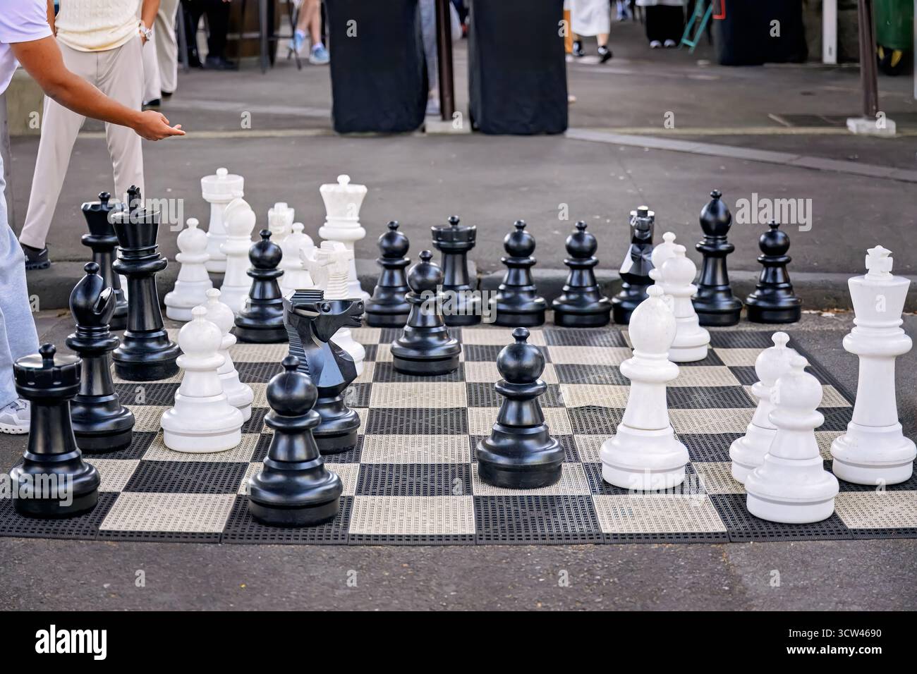 Riesiges Schach in einem Park in einer Stadt, städtisches soziales Strategiespiel und Entspannung, Wochenendvergnügen in der Nachbarschaft Stockfoto