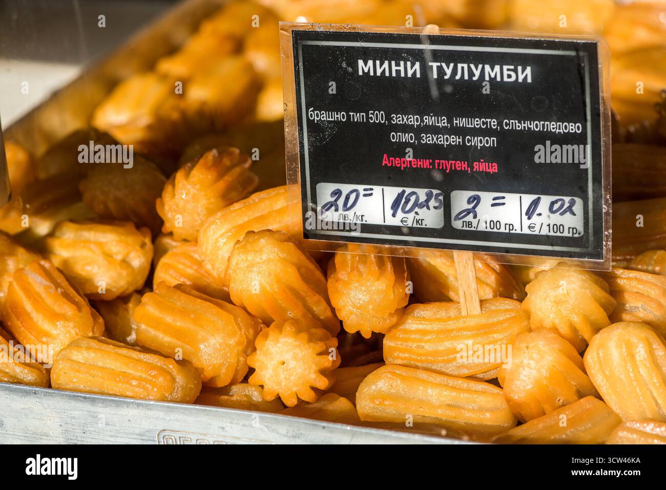 Süße Mini-Tulumbi-Köstlichkeiten in einer lokalen Bäckerei mit traditionellem Gebäck auf einem lebhaften Markt Stockfoto