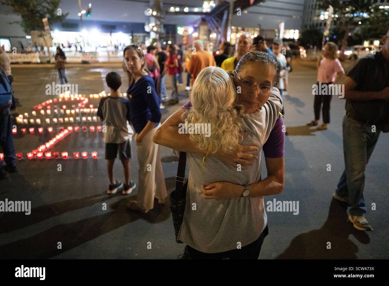 Tel Aviv, Israel. Oktober 2025. Verwandte israelischer Geiseln umarmen sich nach der Ankündigung, dass Israel und die Hamas am 9. Oktober 2025 in Tel Aviv, Israel, eine Waffenstillstandsvereinbarung für Gaza vereinbart haben. Israel und die Hamas einigten sich am Donnerstag auf ein Waffenstillstandsabkommen in Gaza und boten einen vorläufigen Weg zur Beendigung des zweijährigen Konflikts an, der über 67.000 Palästinenser getötet, fast 170.000 weitere verletzt und die Enklave in Trümmern zurückgelassen hat. Quelle: Chen Junqing/Xinhua/Alamy Live News Stockfoto