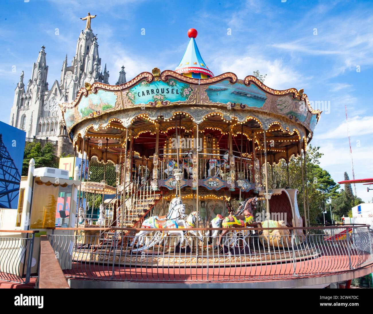 Es ist die Saison des Spaßes, ein Karussell im Park, bereit, Besucher im Herbst willkommen zu heißen. Stockfoto
