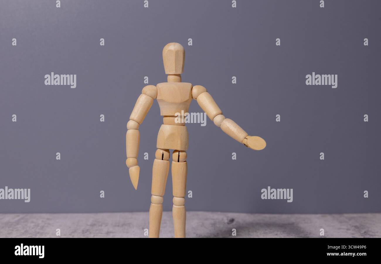 Holzfigur mit Kopfschmerzen auf grauem Hintergrund Stockfoto
