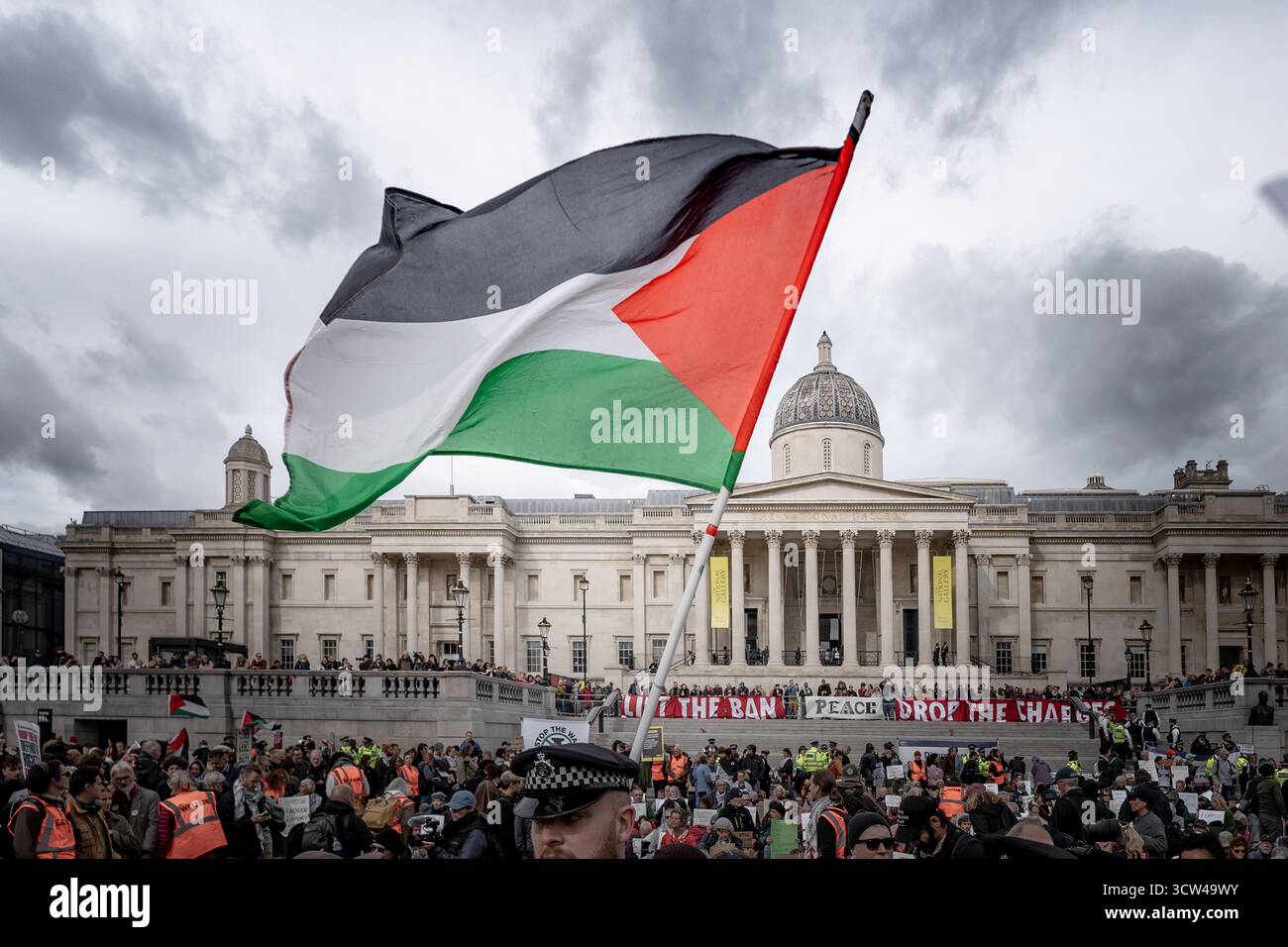 Die Demonstranten bereiten sich darauf vor, auf dem Trafalgar Square verhaftet zu werden, während Hunderte sich zu anhaltenden Protesten gegen die „Palästinensische Aktion“ versammeln, seit die Gruppe verboten wurde Stockfoto