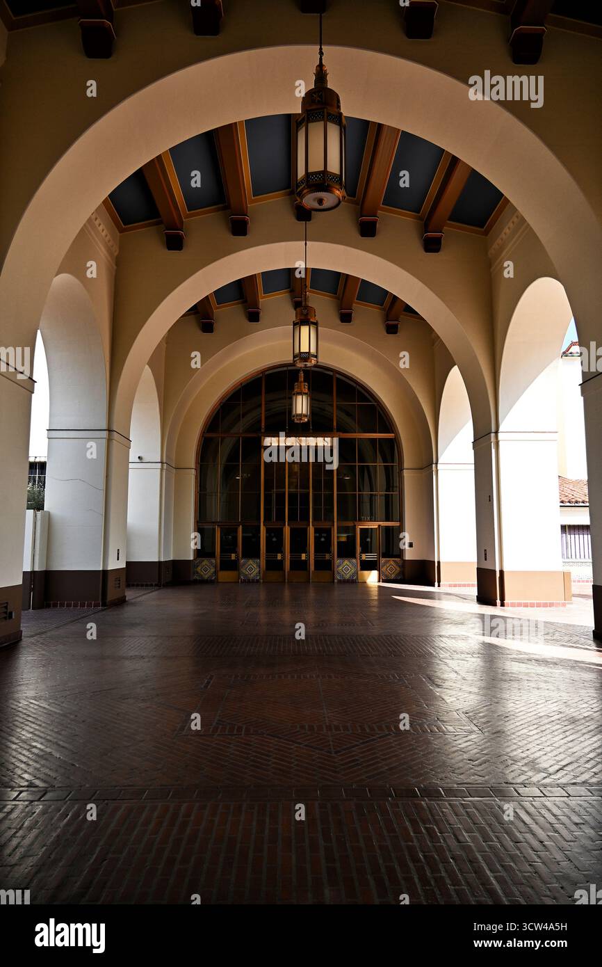 LOS ANGELES, KALIFORNIEN - 07. OCT 2025: Eintritt zum Ticket Concourse an der Union Station in der Innenstadt von Los Angeles. Stockfoto
