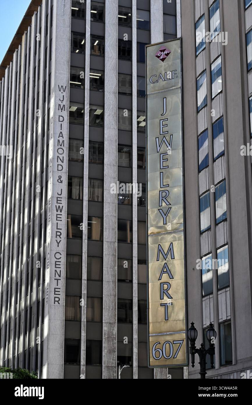 LOS ANGELES, KALIFORNIEN - 07. OCT 2025: California Jewlery Mart Schild und WJM Diamond and Jewelry Center in Hill Street und 6th Street in Downtown L Stockfoto