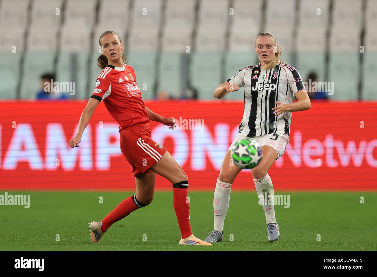 Turin, Italien. Oktober 2025. Mathilde Harviken von Juventus übergibt den Ball, als Caroline Moller von SL Benfica beim Spiel Juventus Women vs SL Benfica Women UEFA Women's Champions League im Juventus Stadion in Turin zusieht. Der Bildnachweis sollte lauten: Jonathan Moscrop/Sportimage Credit: Sportimage Ltd/Alamy Live News Stockfoto