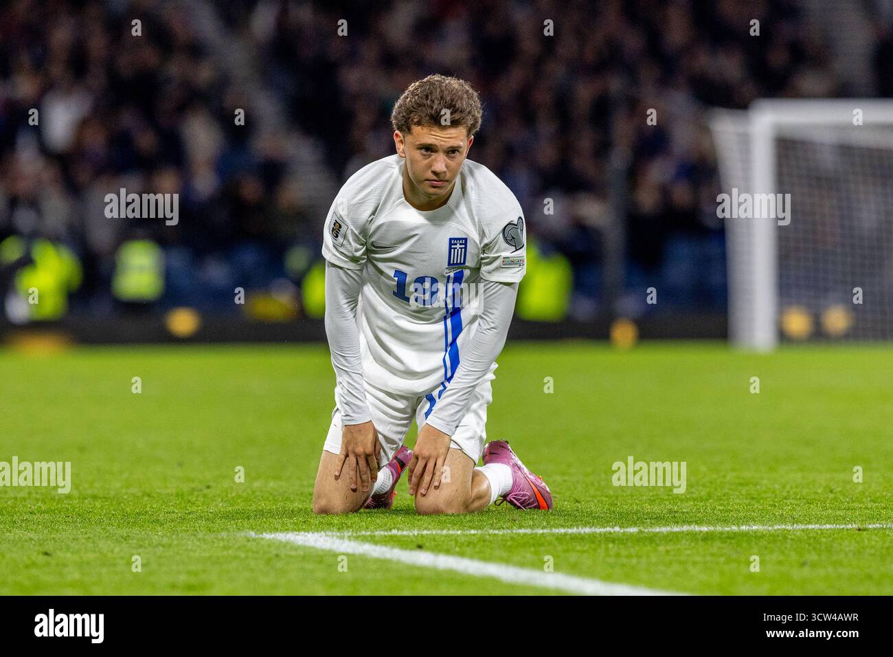 Glasgow, Großbritannien. Oktober 2025. Schottland spielte Griechenland in der WM-Europameisterschaft im Hampden Park, Glasgow, Schottland. Hampden Park ist das Heimstadion der schottischen Fußballnationalmannschaft. Das Finale war Schottland mit 3:1 Griechenland. Konstantinos Karetsas (19) fällt am Ende des Spiels auf die Knie. Quelle: Findlay/Alamy Live News Stockfoto
