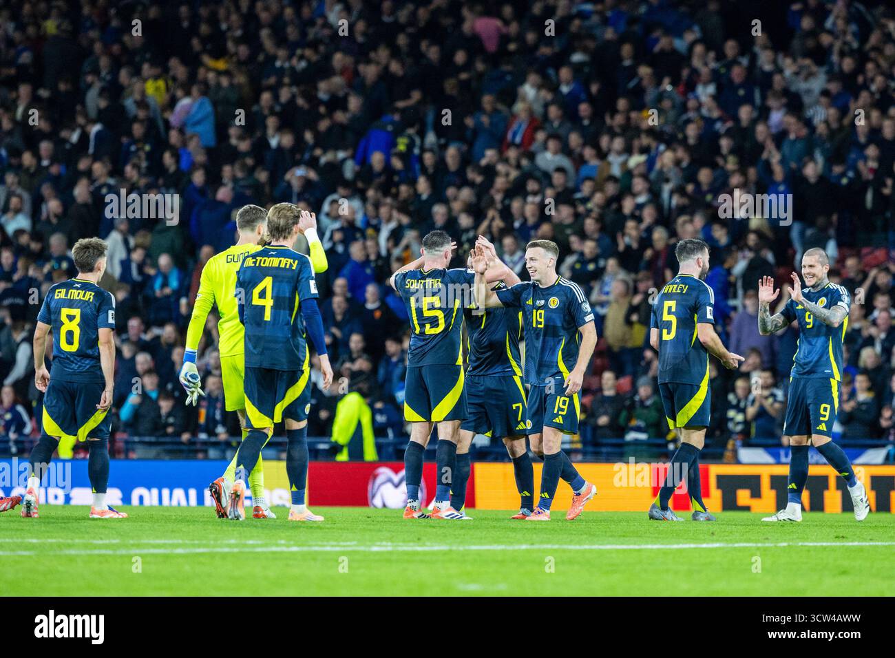 Glasgow, Großbritannien. Oktober 2025. Schottland spielte Griechenland in der WM-Europameisterschaft im Hampden Park, Glasgow, Schottland. Hampden Park ist das Heimstadion der schottischen Fußballnationalmannschaft. Das Finale war Schottland mit 3:1 Griechenland. Das schottische Team feiert am Ende des Spiels mit 3:1. Quelle: Findlay/Alamy Live News Stockfoto