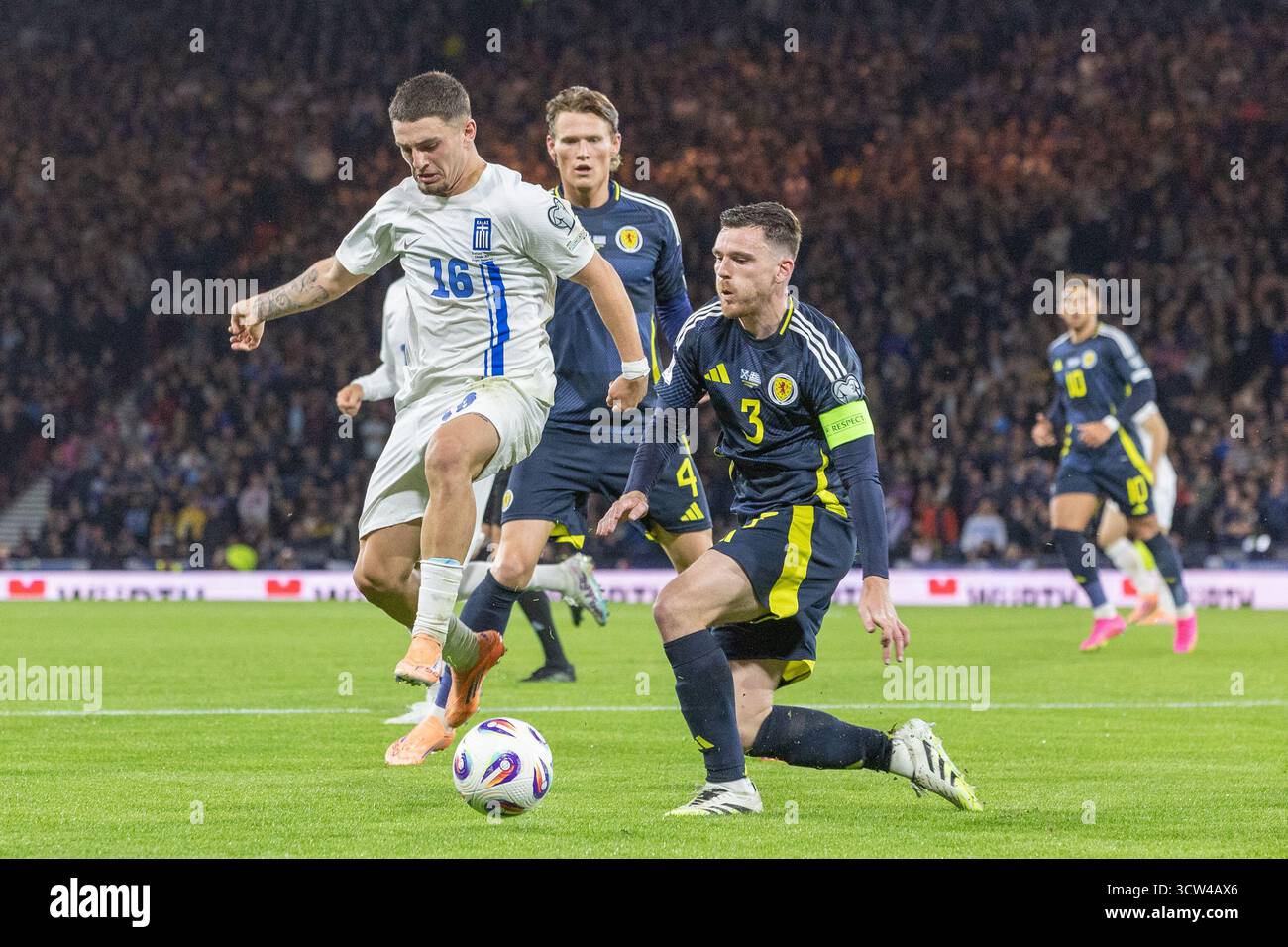 Glasgow, Großbritannien. Oktober 2025. Schottland spielte Griechenland in der WM-Europameisterschaft im Hampden Park, Glasgow, Schottland. Hampden Park ist das Heimstadion der schottischen Fußballnationalmannschaft. Das Finale war Schottland mit 3:1 Griechenland. Andy Robertson, schottischer Kapitän, (S3) versucht Christos Zafeiris (G16) anzugreifen Stockfoto