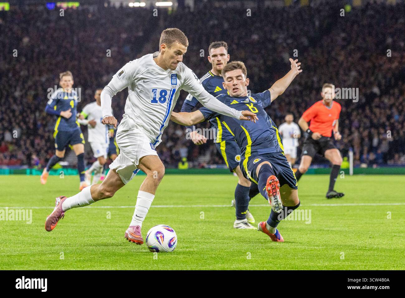 Glasgow, Großbritannien. Oktober 2025. Schottland spielte Griechenland in der WM-Europameisterschaft im Hampden Park, Glasgow, Schottland. Hampden Park ist das Heimstadion der schottischen Fußballnationalmannschaft. Das Finale war Schottland mit 3:1 Griechenland. Billy Gilmour (S8) geht gegen Giannis Konstantelias (G18) vor. Findlay/Alamy Live News Stockfoto