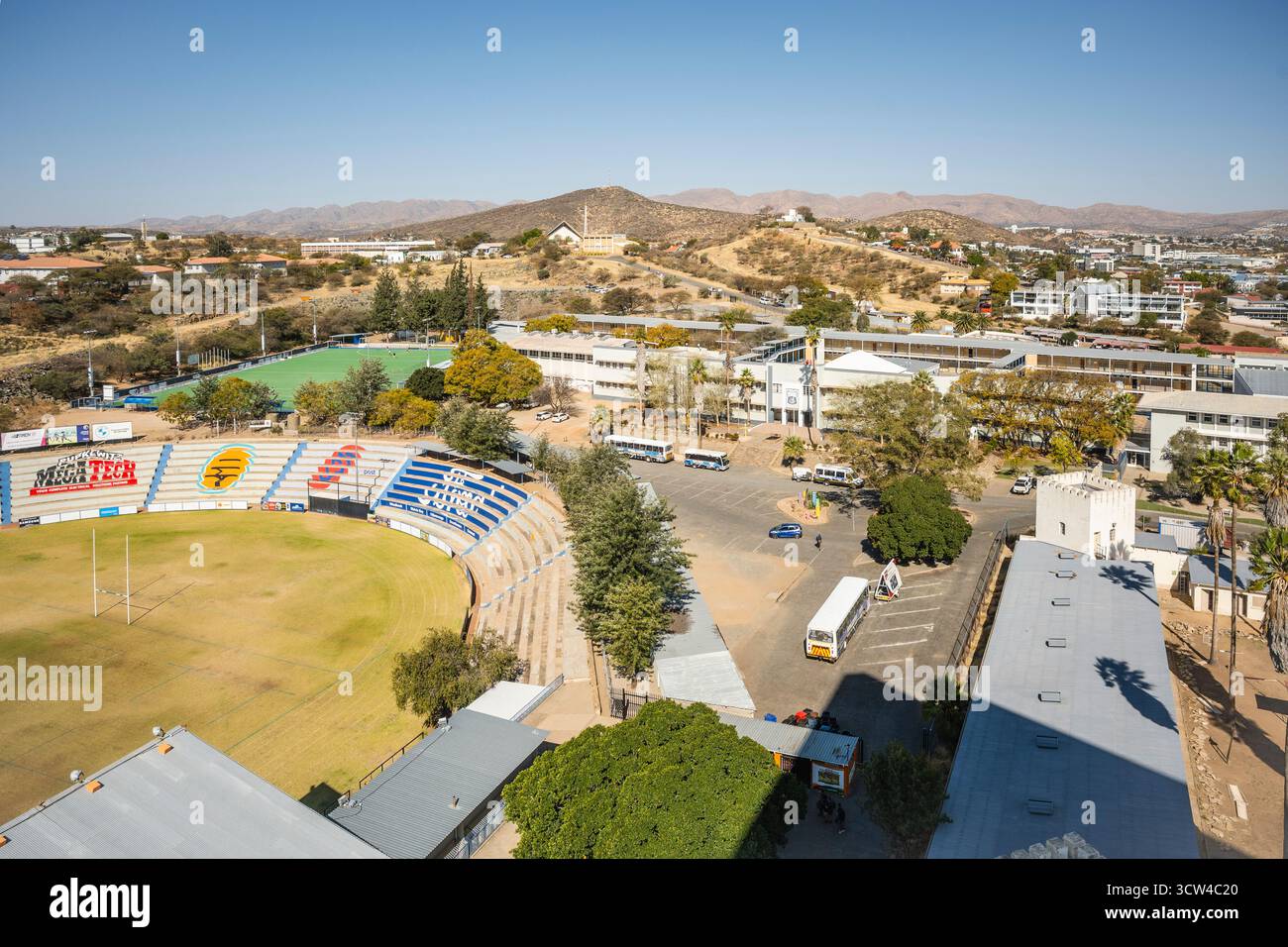 Das Windhoek High School Stadium in Namibia - 18. August 2025: Ist ein Sportstadion mit einem Rugby-Feld, einem Hockeyrasen und farbenfrohen Ständen, das gegen Win spielt Stockfoto