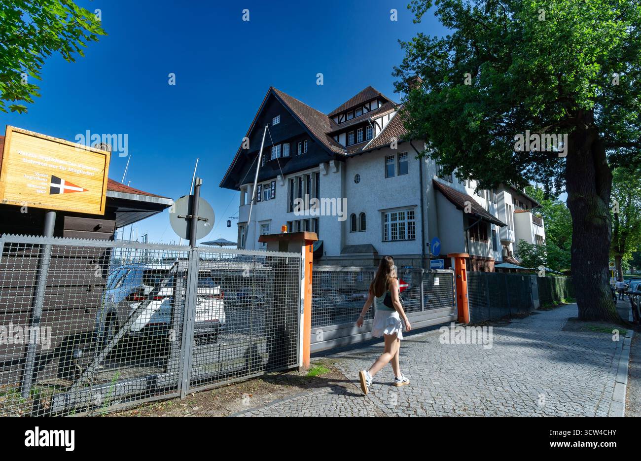 Clubhaus des Vereins Seglerhaus am Wannsee in Berlin, einem der ältesten und renommiertesten Yachtclubs Deutschlands. Stockfoto
