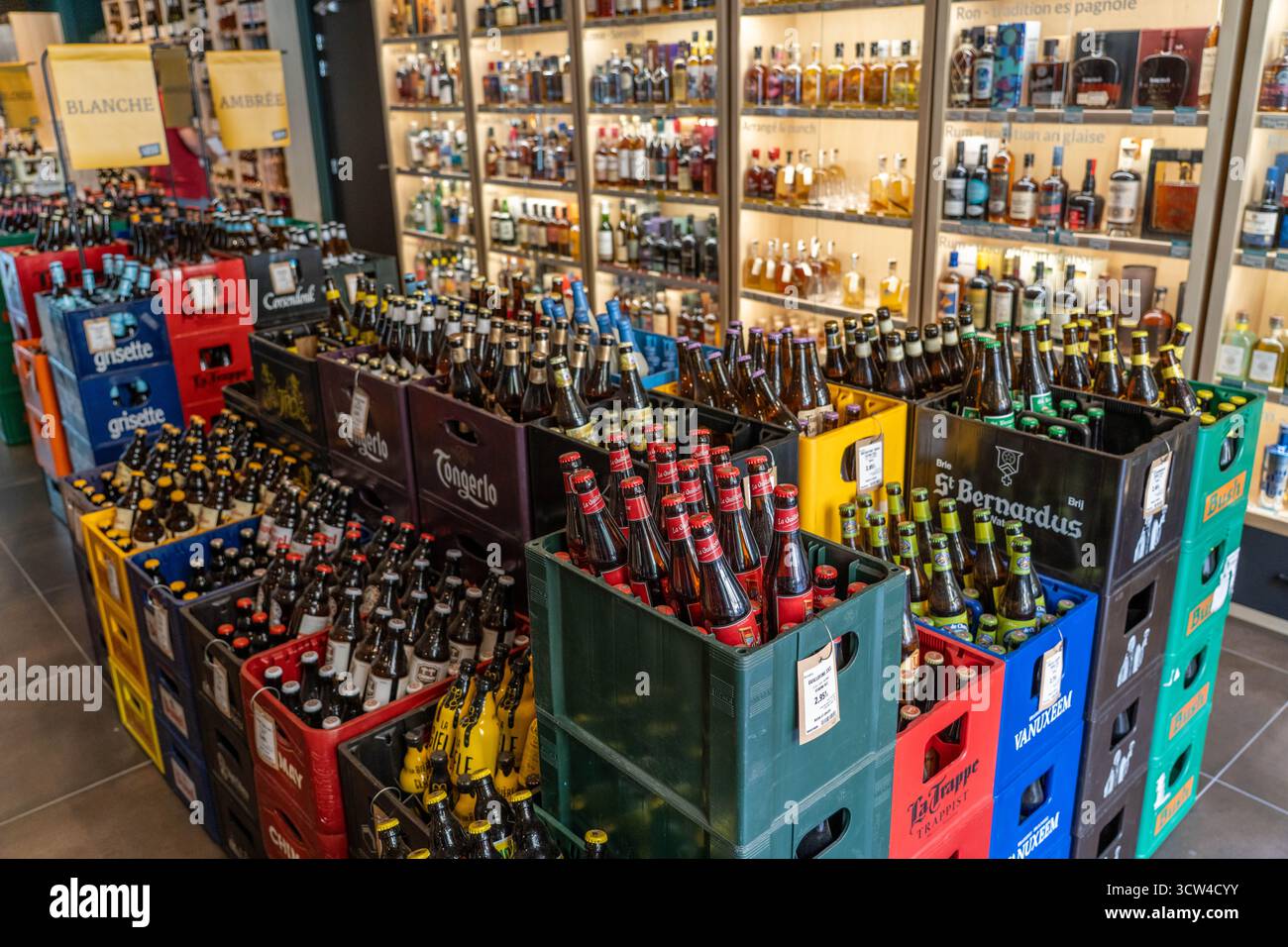 Marseille Frankreich - 26. August 2025: Eine Biersammlung in einem Flaschenladen in Marseille Frankreich Stockfoto