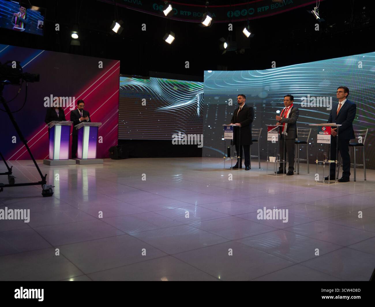Die bolivianischen Präsidentschaftskandidaten nehmen an der zweiten Debatte im bolivianischen El Alto vor der ersten Wahlrunde teil. Stockfoto